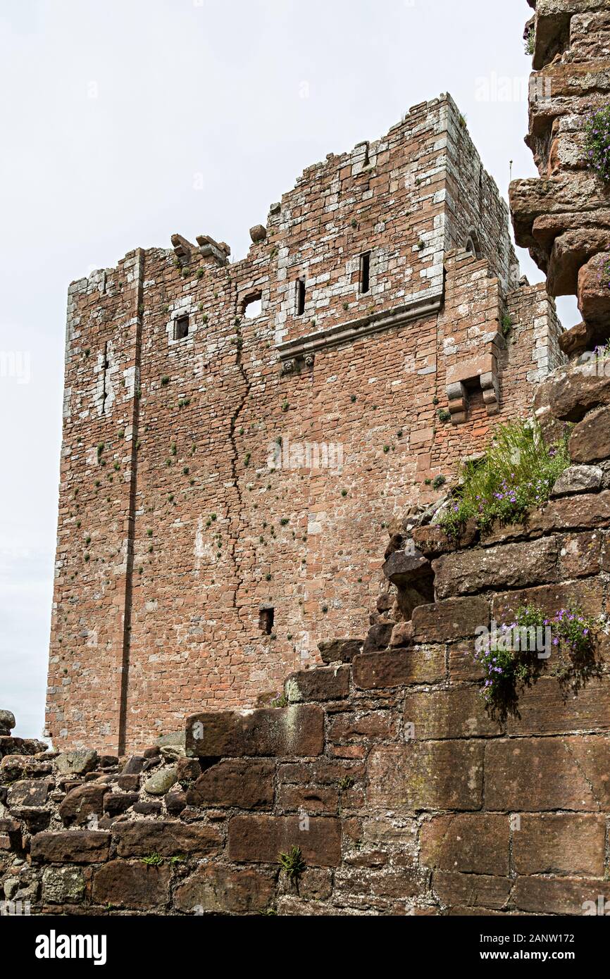 Turmruine mit Riss in der Wand, Brougham Burgruine, Cumbria, England, Großbritannien Stockfoto