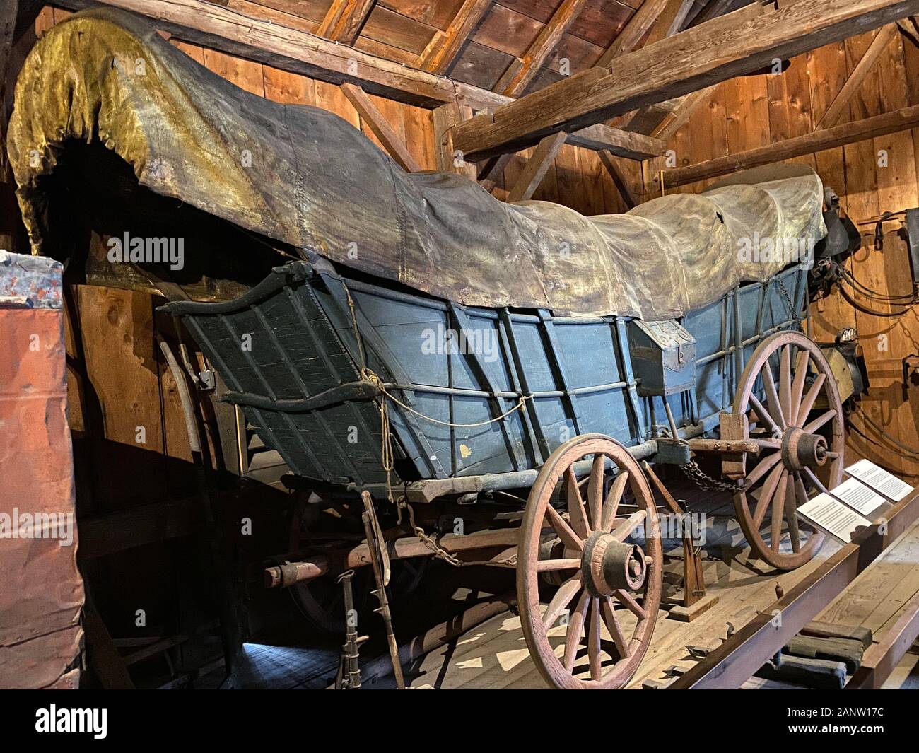 Damit Conestoga Wagon (in der Shelburne Museum) wurde für McGraham Weiß von Chester County, Pennsylvania, die es benutzt Korn über die 60 Meilen von Lancaster nach Philadelphia zu schleppen. Erbaut C. 1837 von Wagen Maker ein Griffin und Schmied und Stellmacher Peter Criley, es ist einer der wenigen verbliebenen authentischen Conestoga Wagen in der Existenz. Conestoga Wagen hatte gewölbten Böden, die schwere Lasten zentriert und sie daran gehindert haben, schalten auf schlechten Straßen. Stockfoto