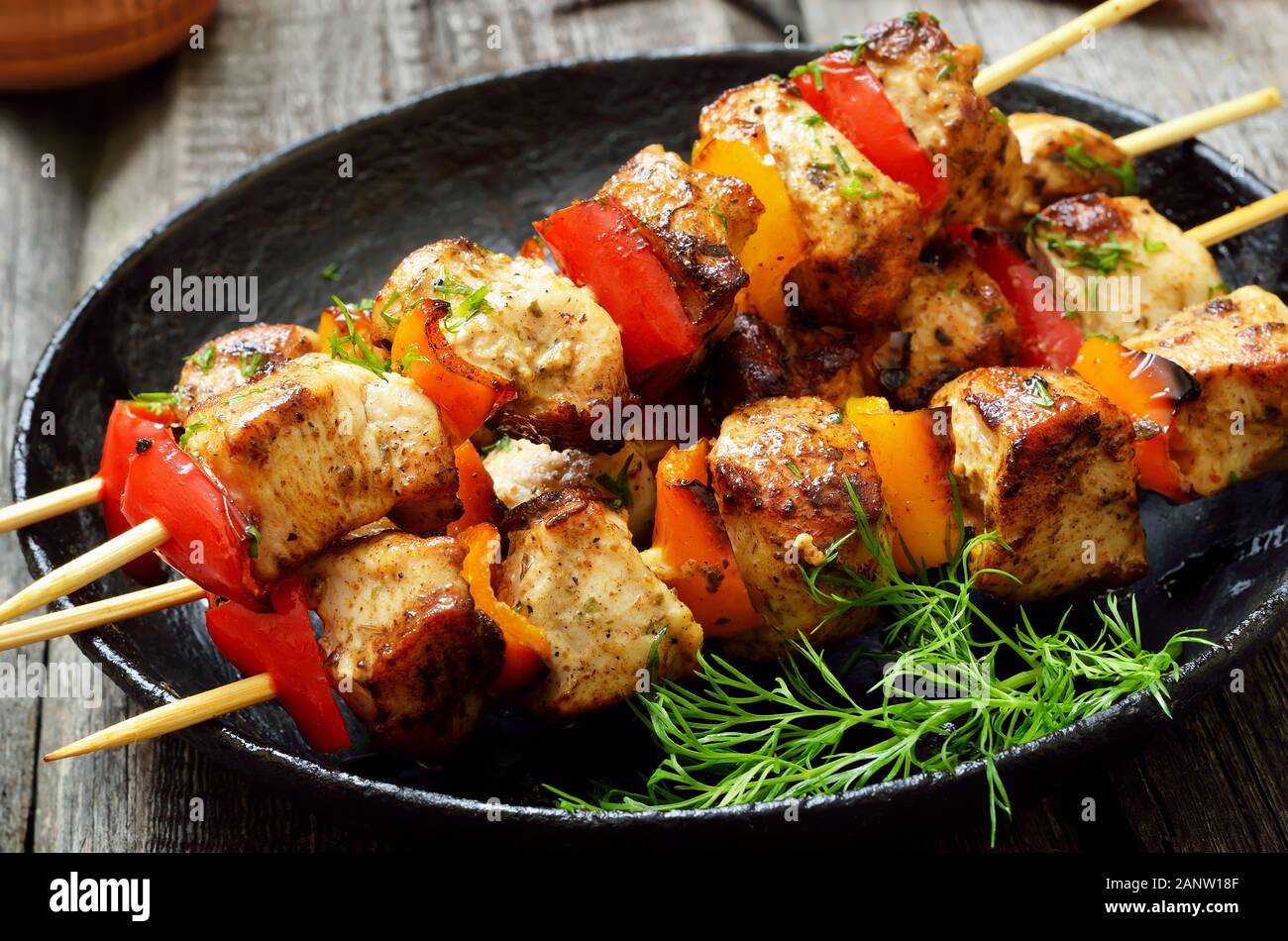 Vorspeise chicken Kebab mit Paprika in der Pfanne, Ansicht schließen Stockfoto