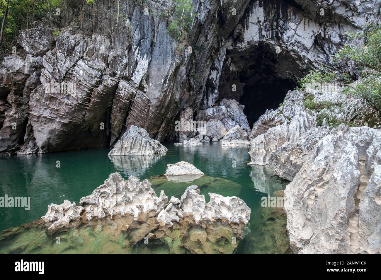 Schroffe Kalkfelsen am Eingang der Xe Bang Fai River Cave, Laos Stockfoto