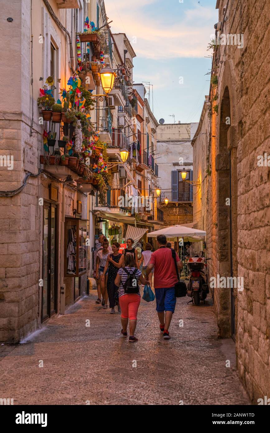 Malerischer Anblick in der Altstadt Bari an einem Sommerabend, Apulien (Apulien), Süditalien. Stockfoto
