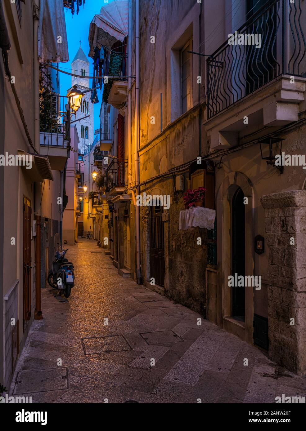 Malerischer Anblick in der Altstadt Bari an einem Sommerabend, Apulien (Apulien), Süditalien. Stockfoto