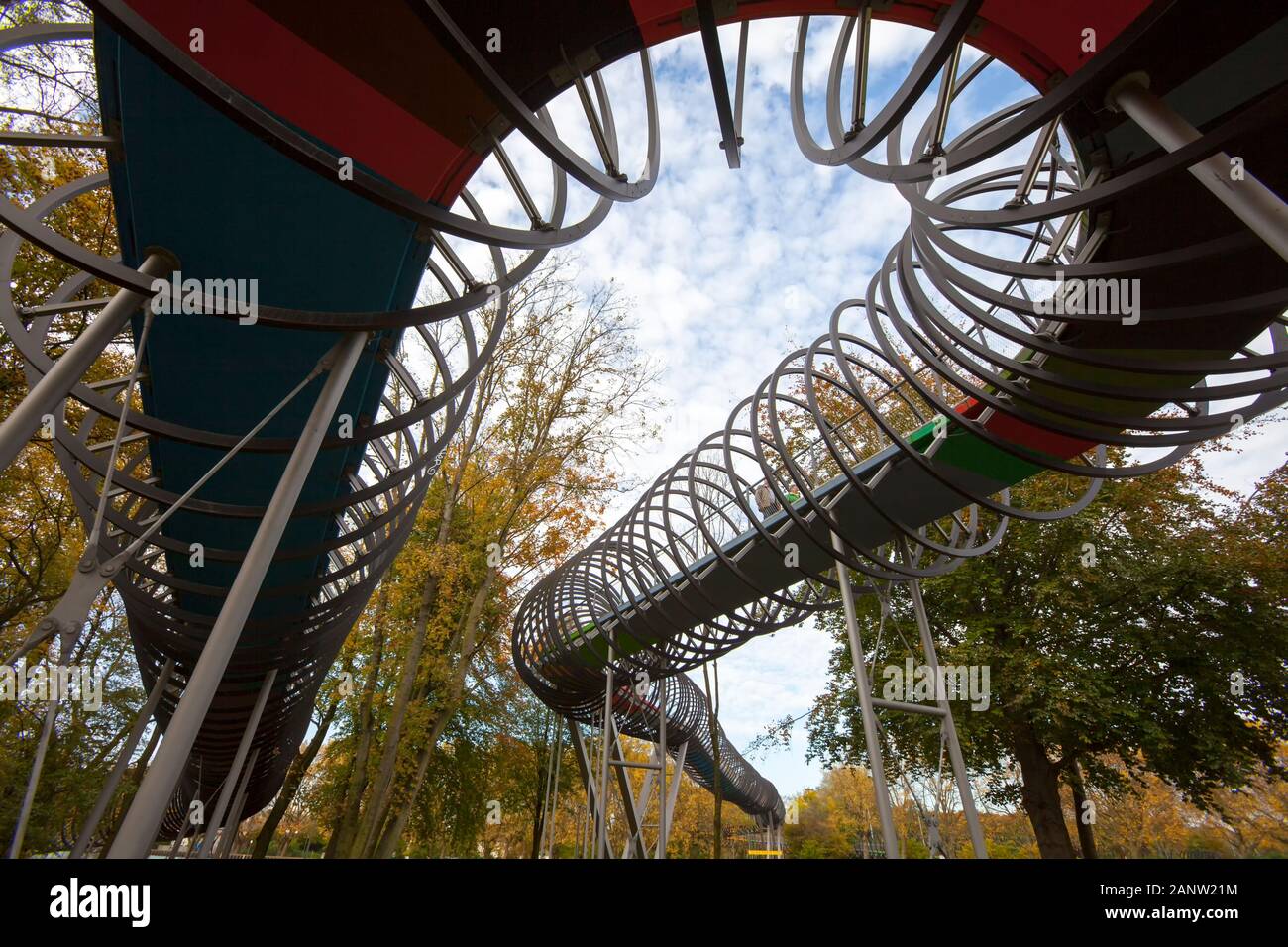 Verführerische Federn zum Ruhm, fußgängerbrücke von Tobias Rehberger, Rhein-Herne-Kanal, Oberhausen, Deutschland Stockfoto