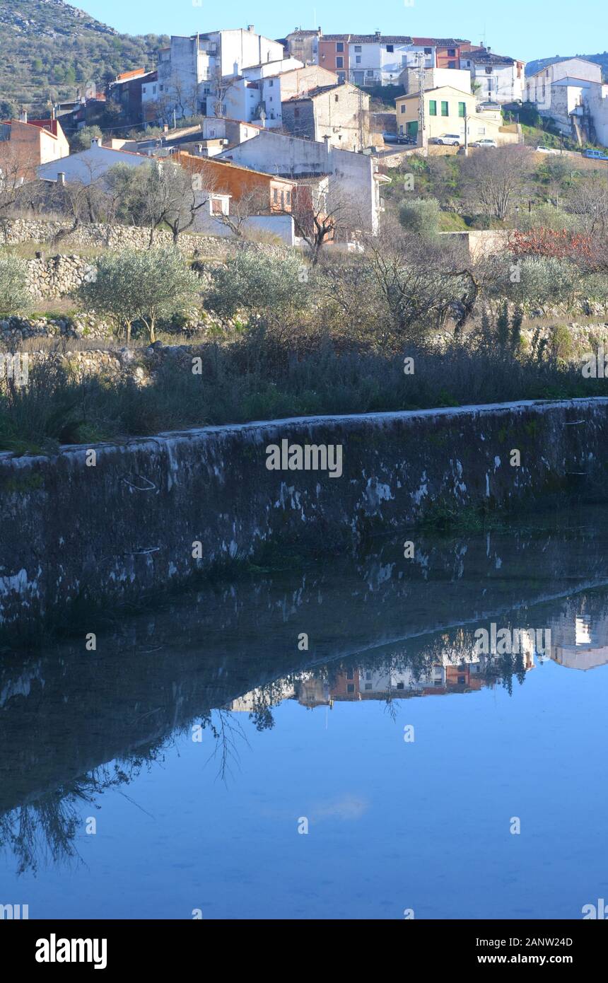 Das Dorf Castell de Castells in den Bergen von La Marina (Alicante, Südspanien) Stockfoto