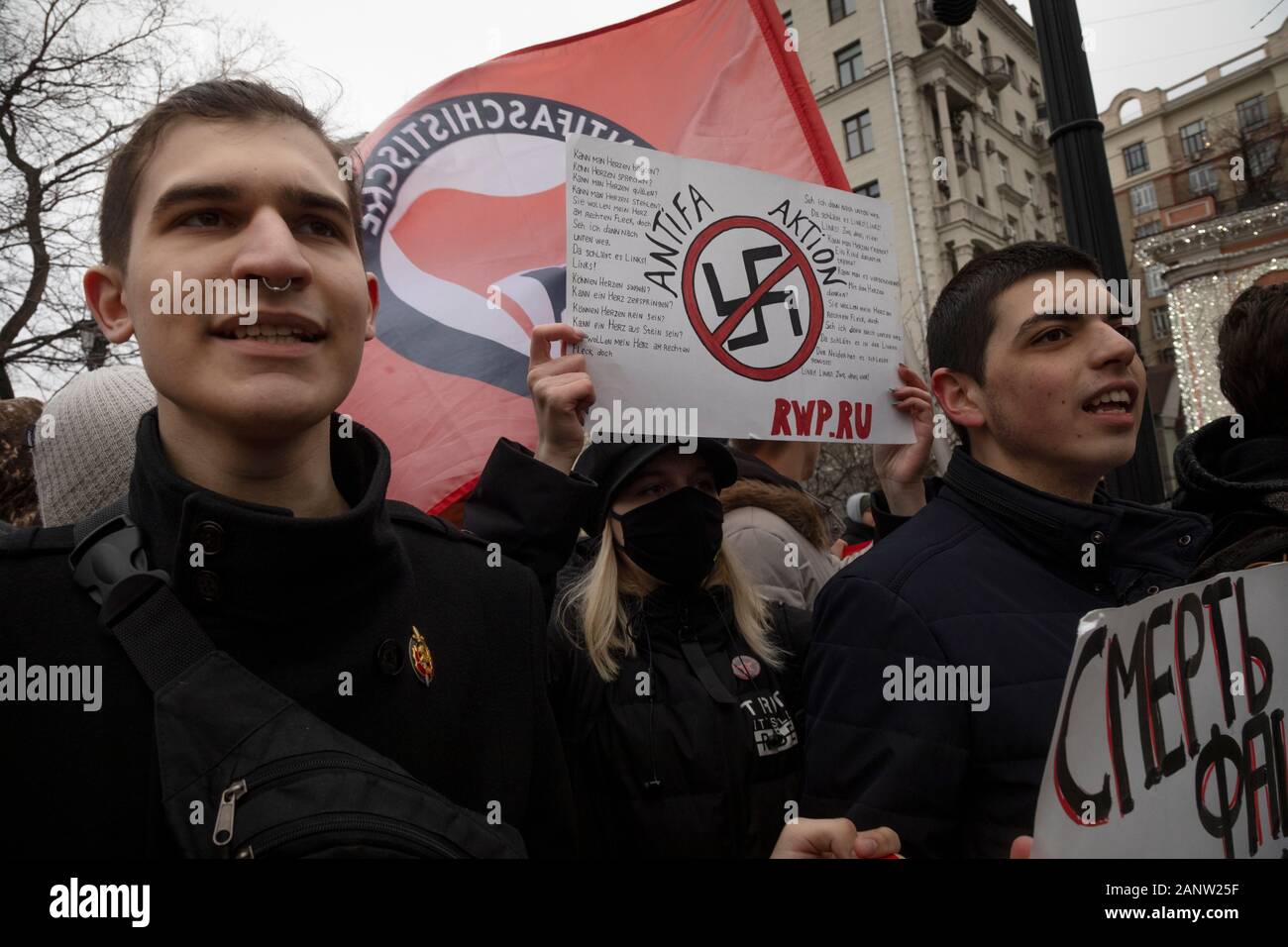 Moskau, Russland. 19. Januar, 2020 Menschen nehmen an einem März im Speicher des Anwalts Stanislaw Markelow und der Journalistin Anastasia Baburova in Tverskoy Boulevard im Zentrum von Moskau, Russland Stockfoto