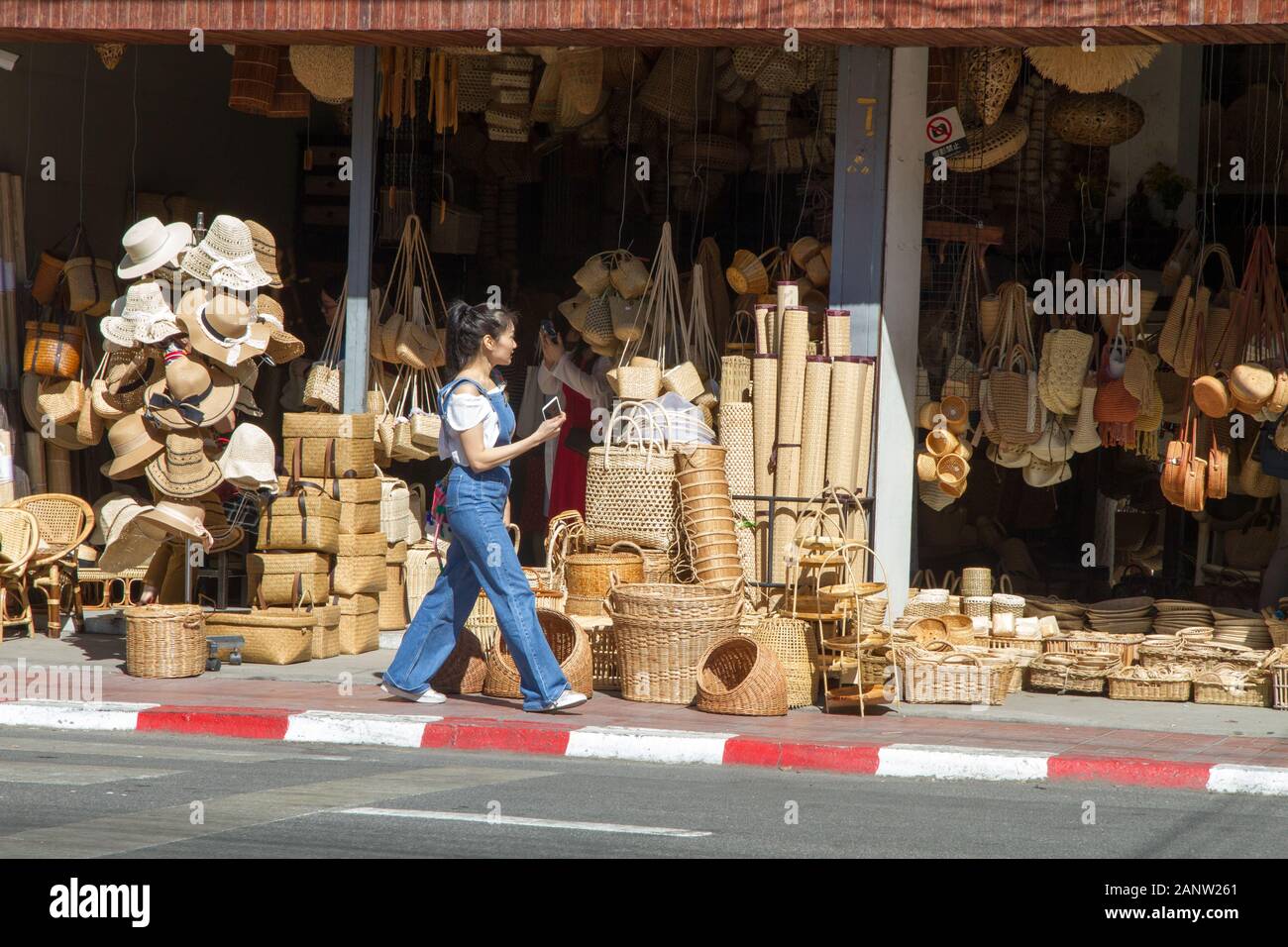 Touristische vor der Kunst Handwerk shop, Chiang Mai Thailand Stockfoto