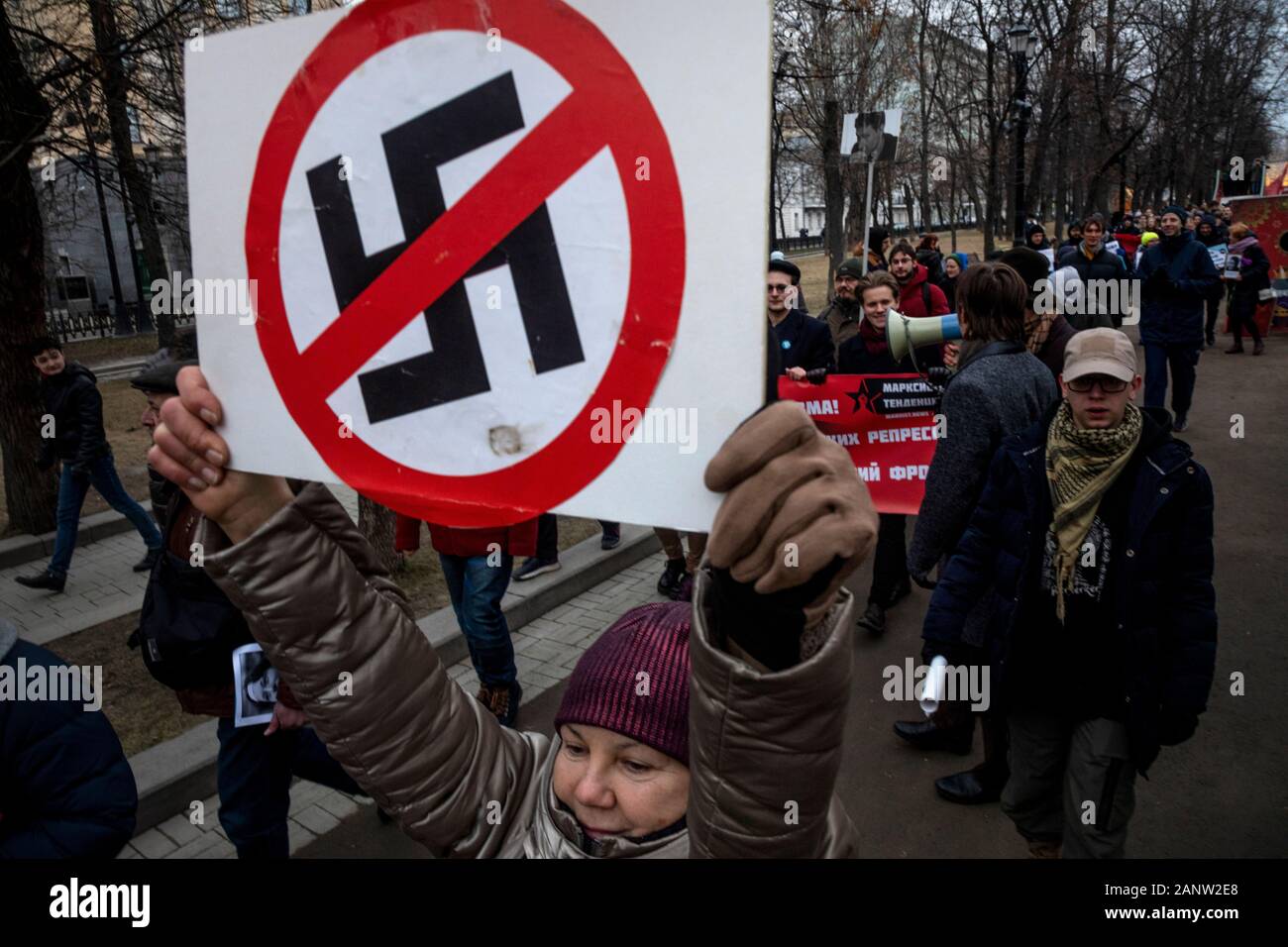 Moskau, Russland. 19. Januar, 2020 Menschen nehmen an einem März im Speicher des Anwalts Stanislaw Markelow und der Journalistin Anastasia Baburova in Tverskoy Boulevard im Zentrum von Moskau, Russland Stockfoto