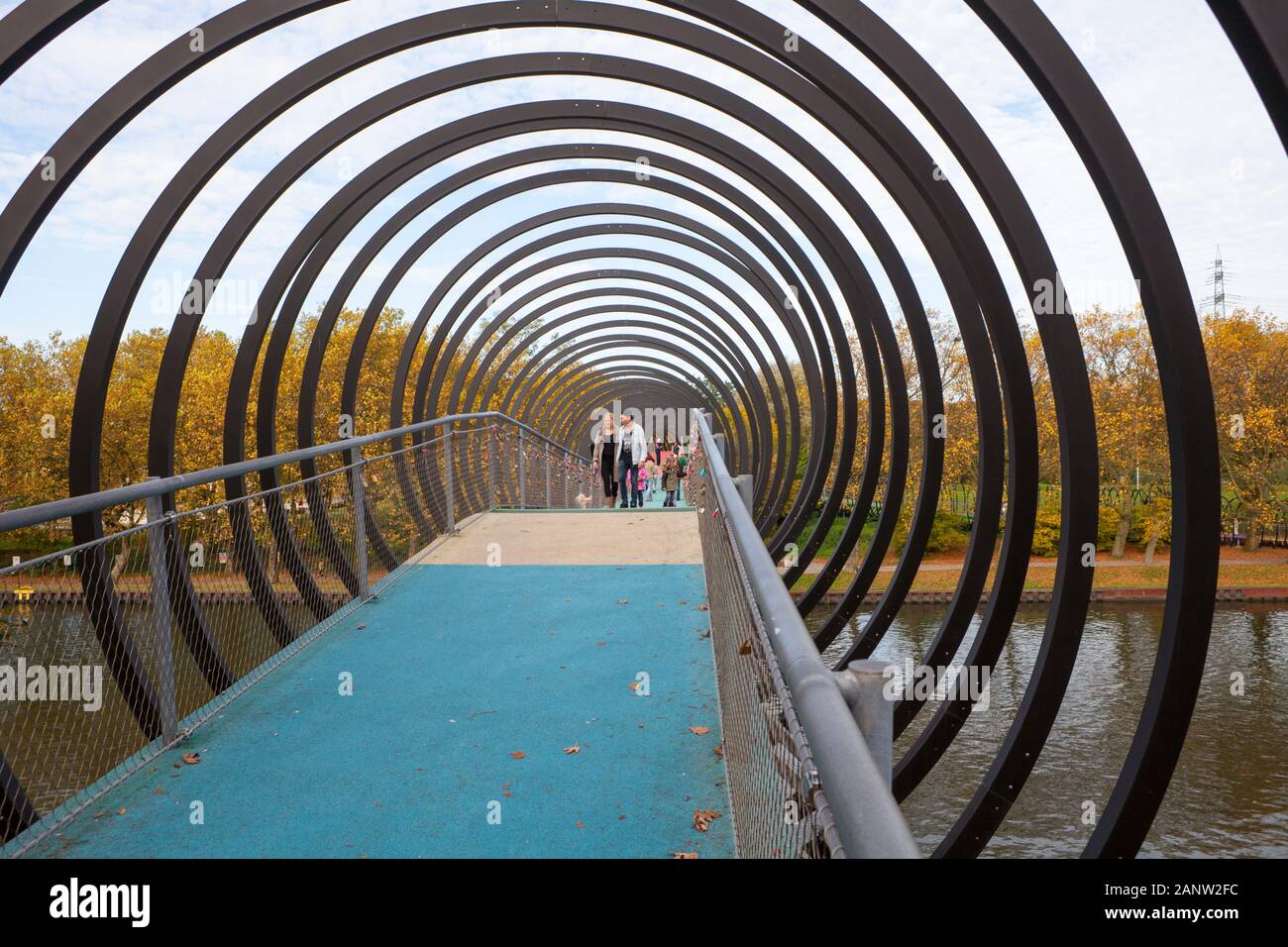 Verführerische Federn zum Ruhm, fußgängerbrücke von Tobias Rehberger, Rhein-Herne-Kanal, Oberhausen, Deutschland Stockfoto