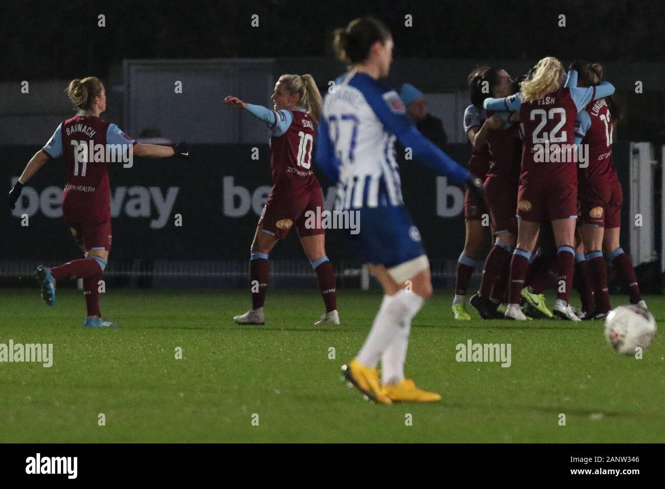 Romford, Großbritannien. 19. Jan 2020. Die West Ham Kader zweite Ziel ihres Teams feiern während Super das Barclays FA Women's League Match zwischen West Ham United und Brighton und Hove Albion am Rush Green Stadium, Romford, London am Sonntag, den 19. Januar 2020. (Credit: Jacques Feeney | MI Nachrichten) Credit: MI Nachrichten & Sport/Alamy leben Nachrichten Stockfoto