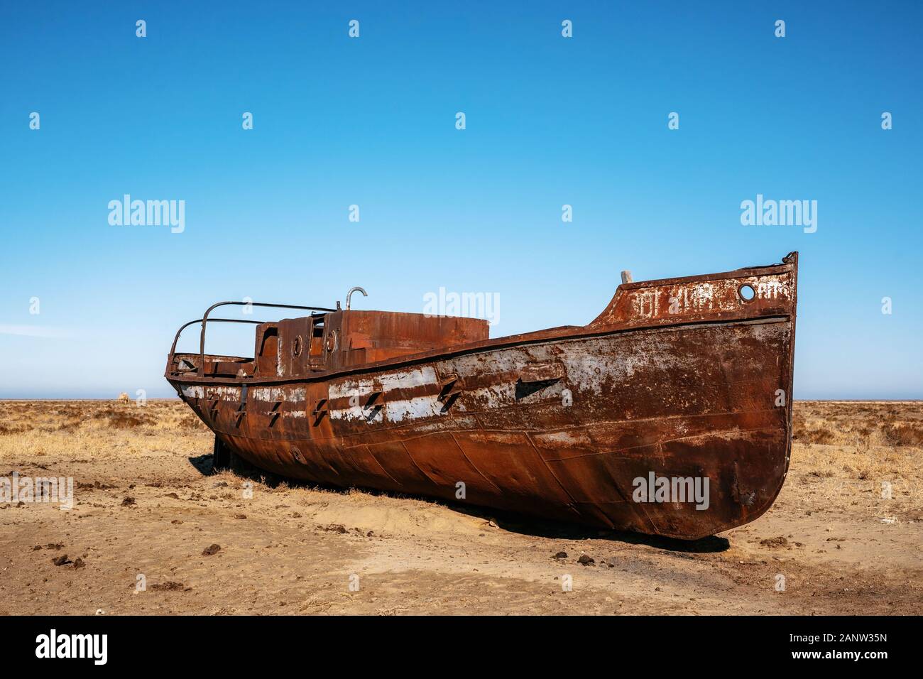 Verlassene Boot in der Wüste in der Nähe von Akbasty im Aralsee oder Aral See, Kasachstan Stockfoto