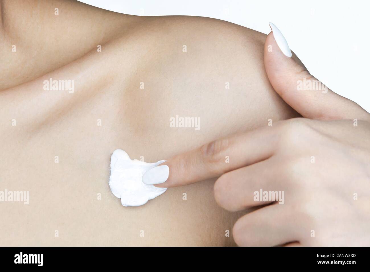 Frau Anwendung Körper Creme in die Haut/feuchtigkeitsspendende Haut. Stockfoto