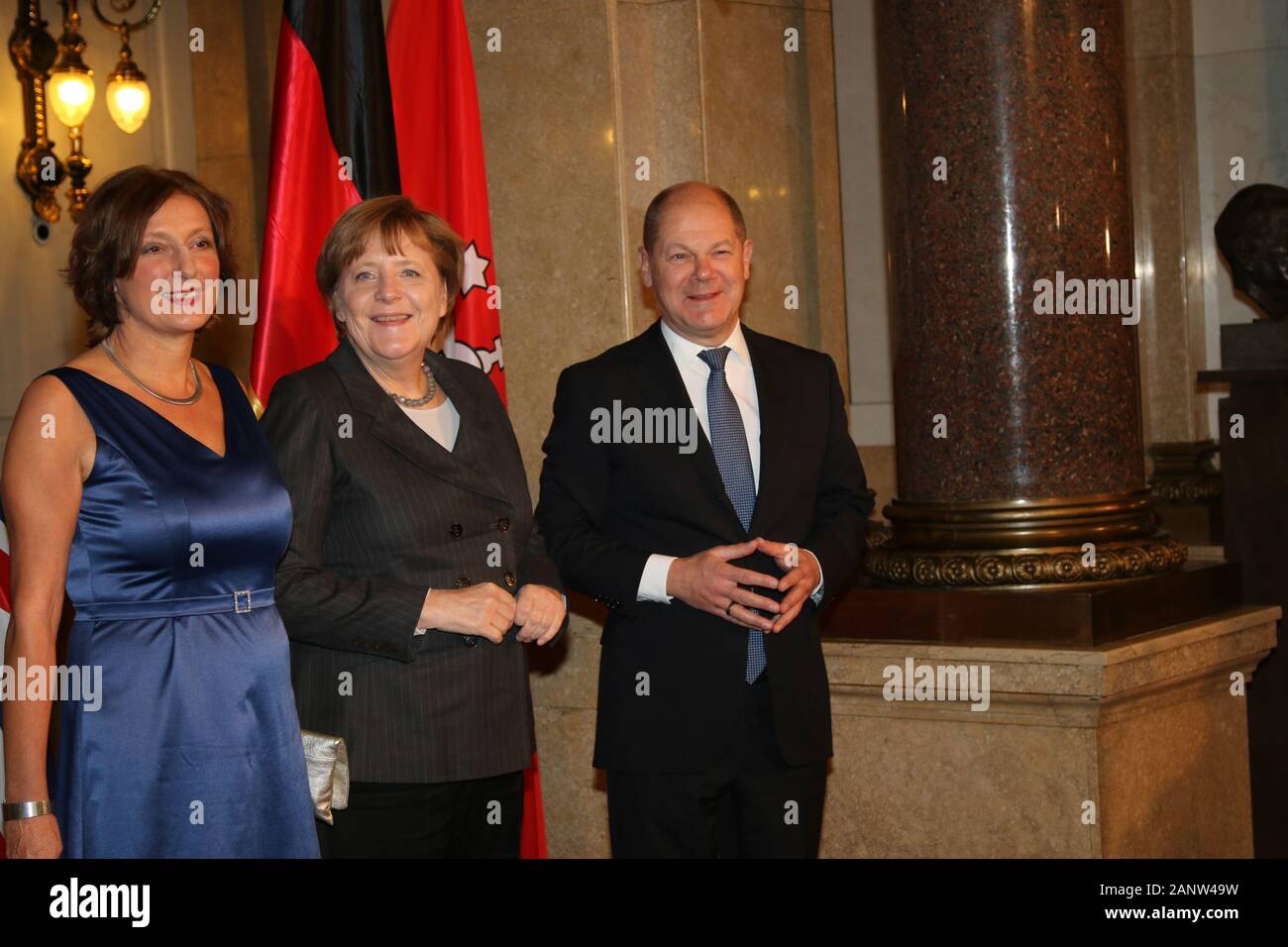 Britta Ernst, Angela Merkel und ihr Nachfolger Olaf Scholz. Scholz übt schon mal die Raute. Stockfoto