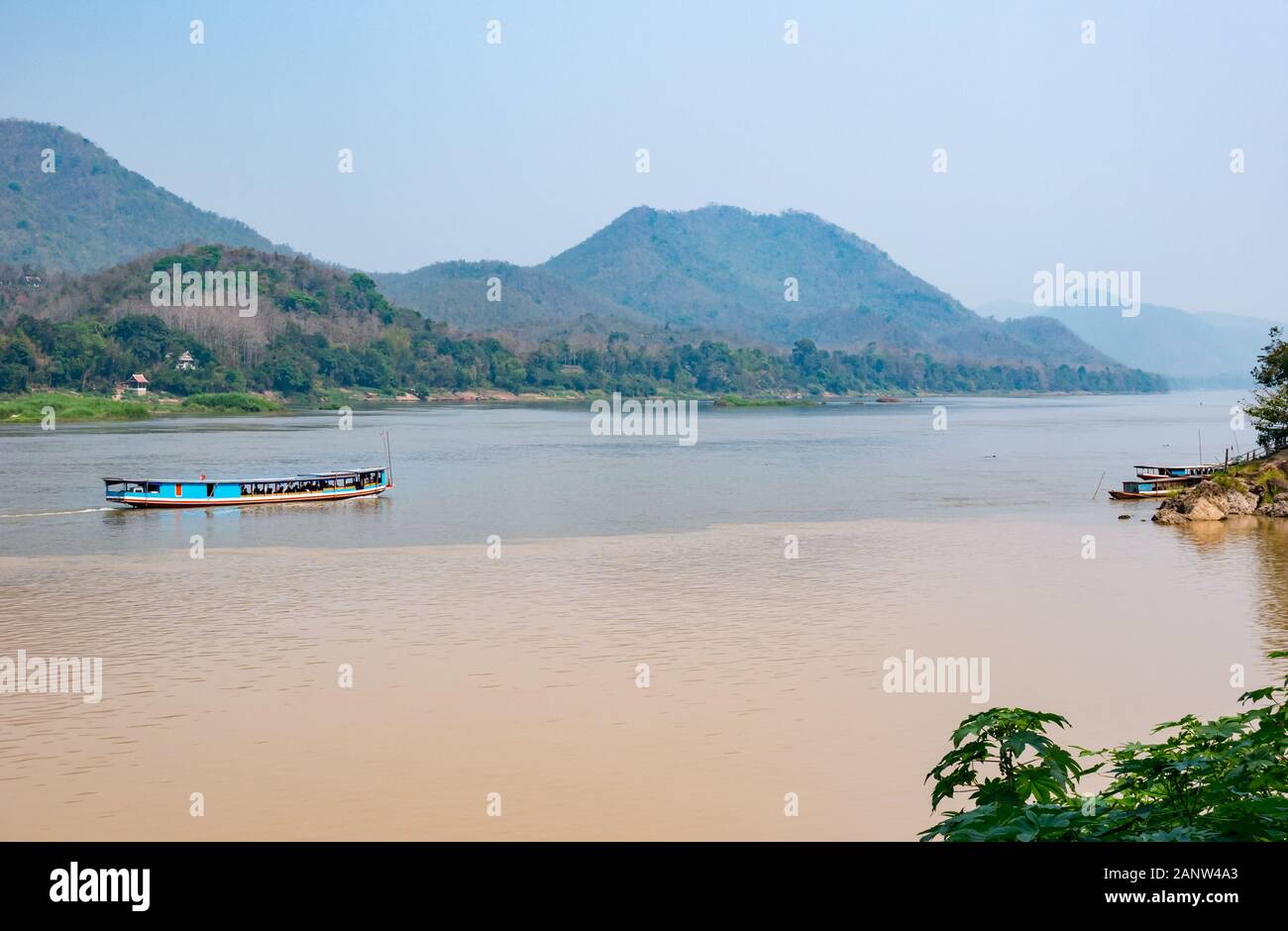 Traditionelle Schifffahrt auf dem Mekong Fluss, Luang Prabang, Laos, Südostasien Stockfoto