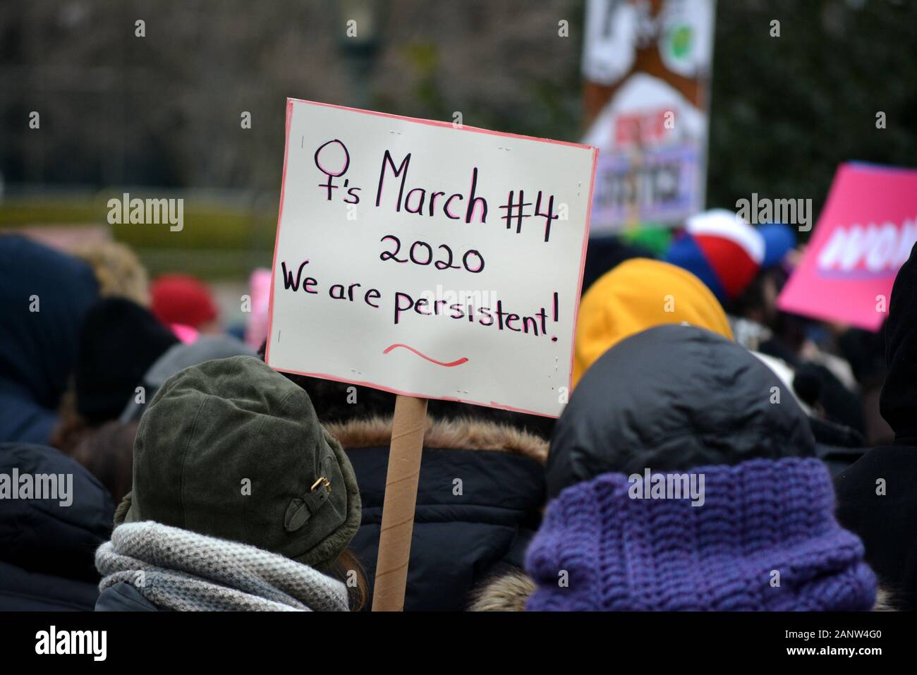 Die Leute, die Schilder an den 'Aufstieg und Brüllen "Women's März von Lower Manhattan zu Zeit's Square. Stockfoto