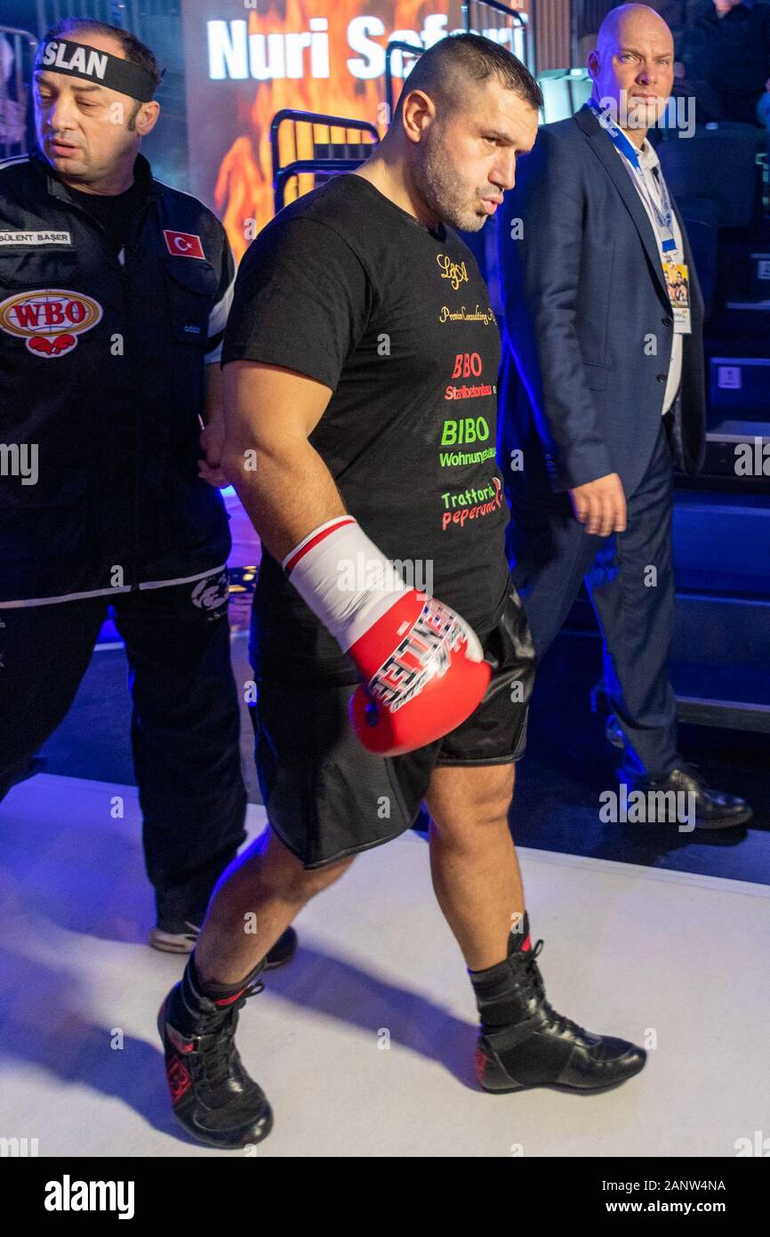 Nuri Seferi auf dem Weg zum Ring bei der SES Boxing-/EC Boxing- Box-Gala am 18.01.2020 in der Hamburger edel-optics.de Arena Stockfoto