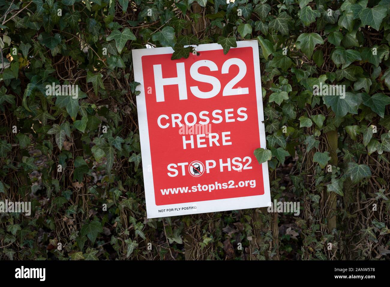 Wendover, Buckinghamshire, Großbritannien. 18. Januar 2020. Bestimmt die Befürworter der gegnerischen HS2 kürzlich gegründet die Wendover aktiven Widerstand Camp im Wald südlich von Wendover neben dem der A413. Das Lager ist auf dem Weg der vorgeschlagenen HS2 rail line, wo es die A413 Kreuz wäre. Die Wendover aktiven Widerstand Camp wollen Ihre Website so lange wie möglich zu besetzen, gegen den Bau der HS2 rail line. Schilder warnen Passanten, dass die HS2 rail line wird hier Kreuz und ein Banner zeigt HS2 wird hier gestoppt werden. Credit: Stephen Bell/Alamy Stockfoto