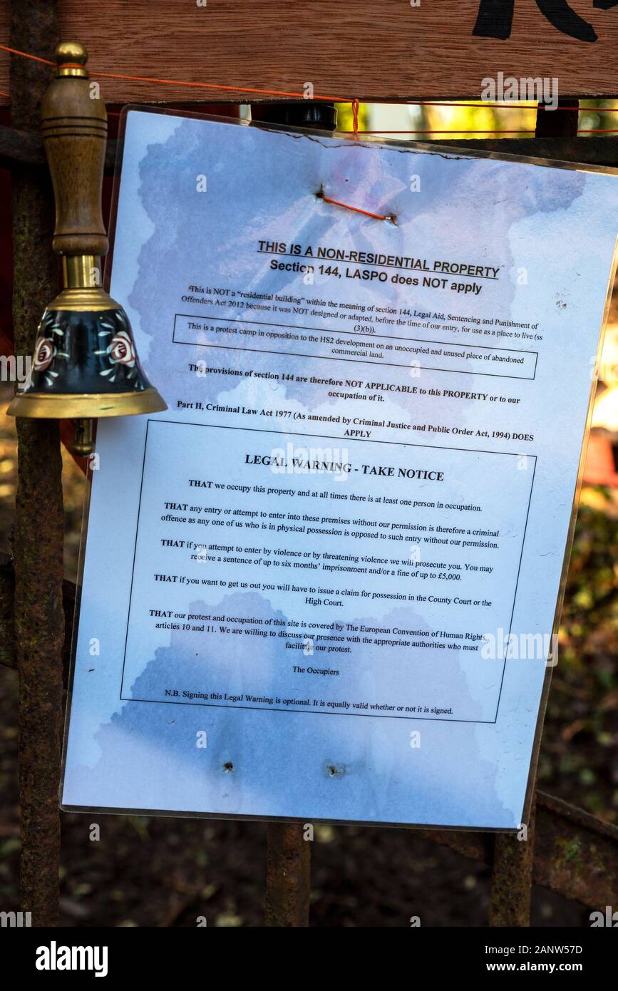Wendover, Buckinghamshire, Großbritannien. 18. Januar 2020. Bestimmt die Befürworter der gegnerischen HS2 kürzlich gegründet die Wendover aktiven Widerstand Camp im Wald südlich von Wendover neben dem der A413. Das Lager ist auf dem Weg der vorgeschlagenen HS2 rail line, wo es die A413 Kreuz wäre. Die Wendover aktiven Widerstand Camp wollen Ihre Website so lange wie möglich zu besetzen, gegen den Bau der HS2 rail line. Camp Impressum re Website Belegung zu Lager Tor angebracht. Credit: Stephen Bell/Alamy Stockfoto