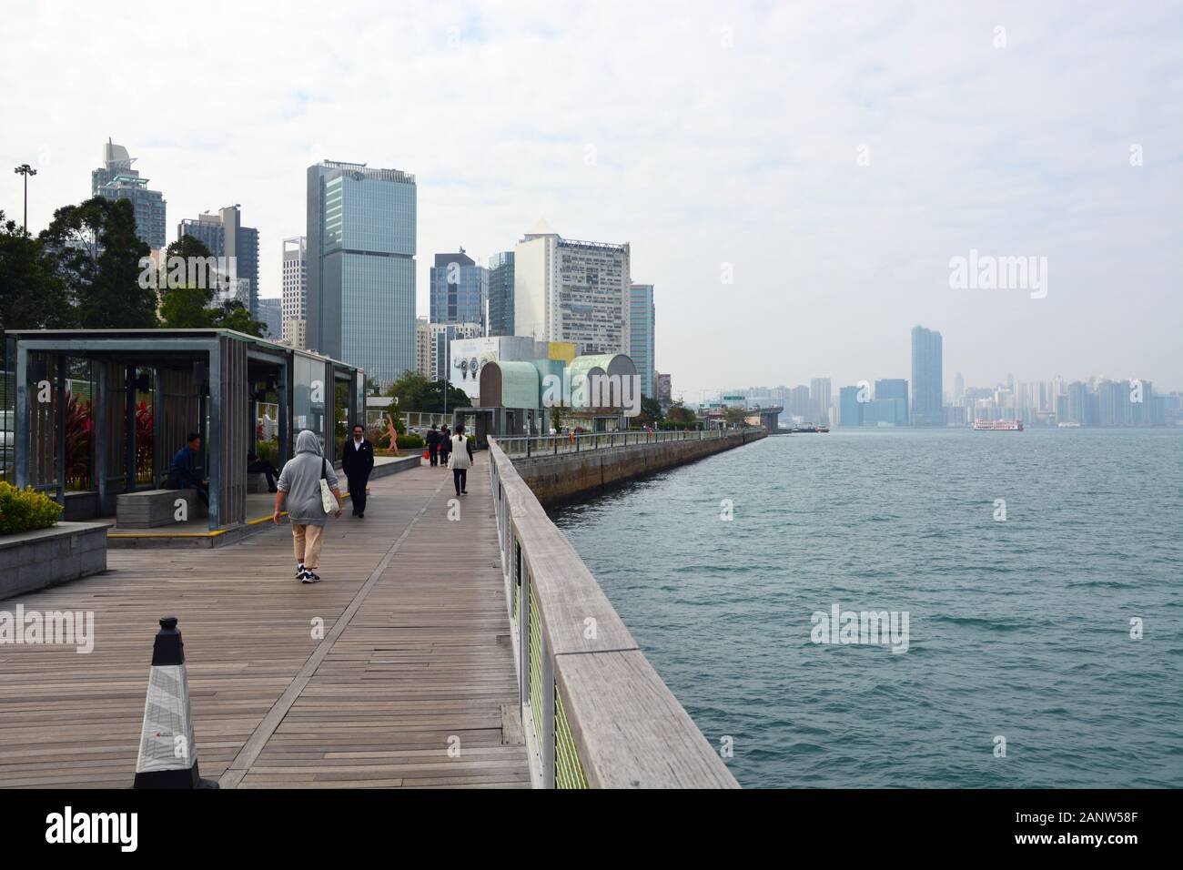 Die Promenade entlang des Victoria Harbour im Quarry Bay Park, Hongkong. Stockfoto