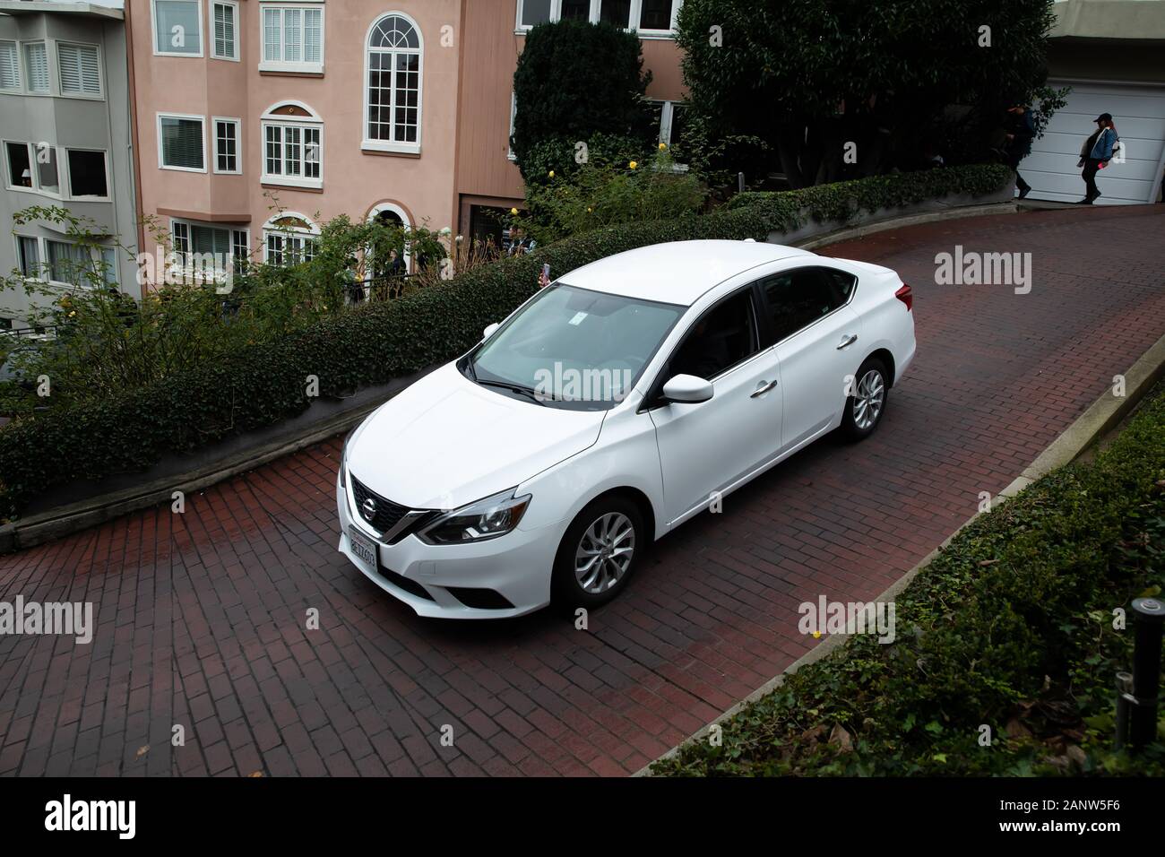 Autos fahren langsam die Lombard Street, wie Die krummste Straße der Welt bekannt, er hat acht Haarnadelkurven und ist in San Francisco, USA Stockfoto