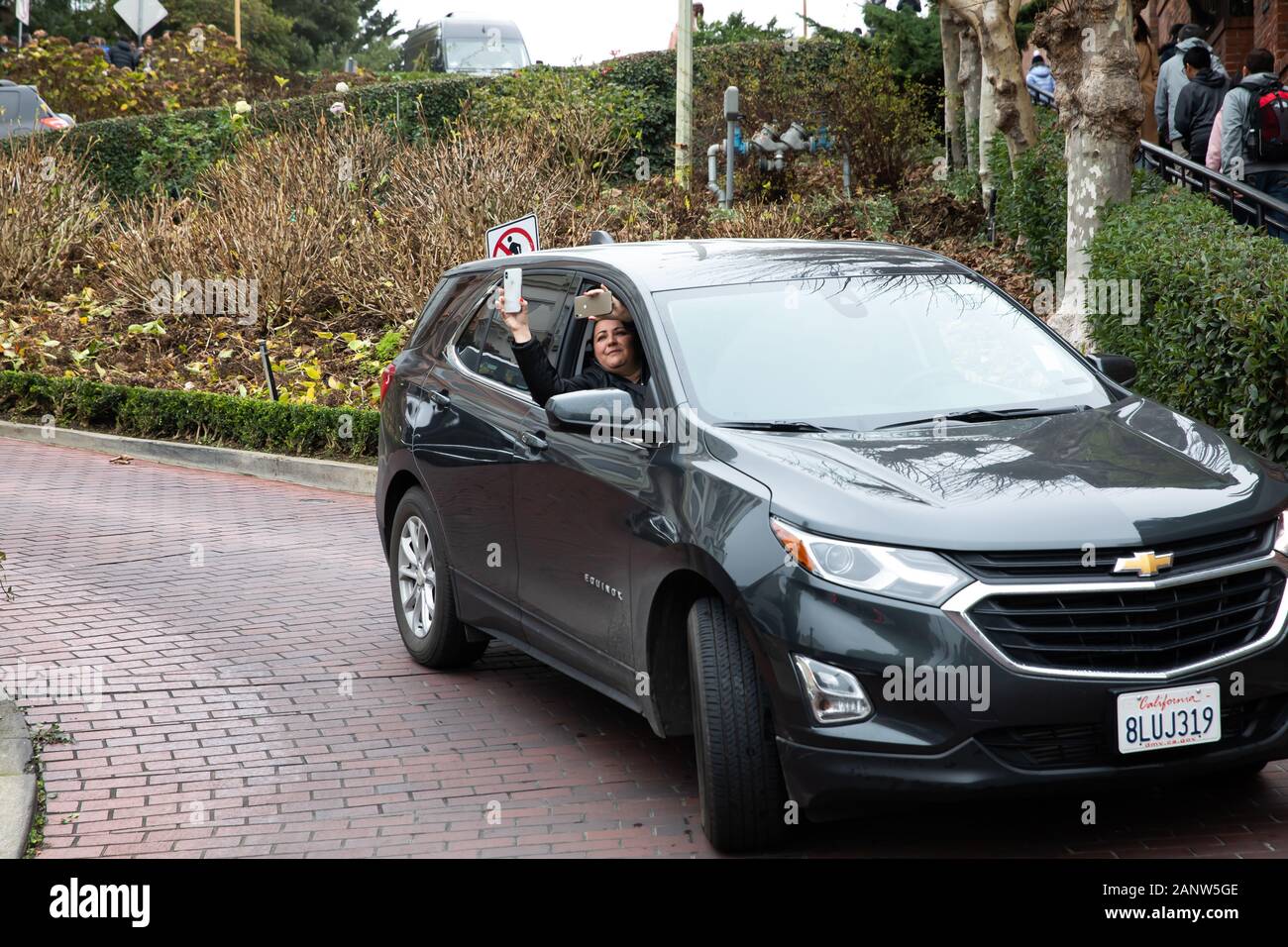 Autos fahren langsam die Lombard Street, wie Die krummste Straße der Welt bekannt, er hat acht Haarnadelkurven und ist in San Francisco, USA Stockfoto