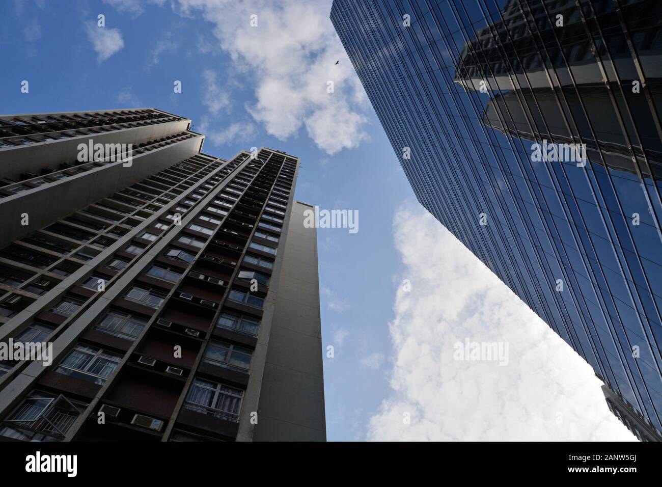 Blick auf eine alte Betonwohnung neben einer neuen Glas- und Stahlwohnung im Quarry Bay District in Hongkong. Stockfoto