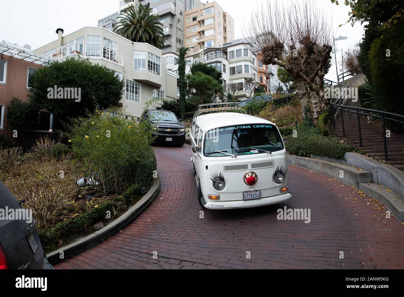 Autos fahren langsam die Lombard Street, wie Die krummste Straße der Welt bekannt, er hat acht Haarnadelkurven und ist in San Francisco, USA Stockfoto