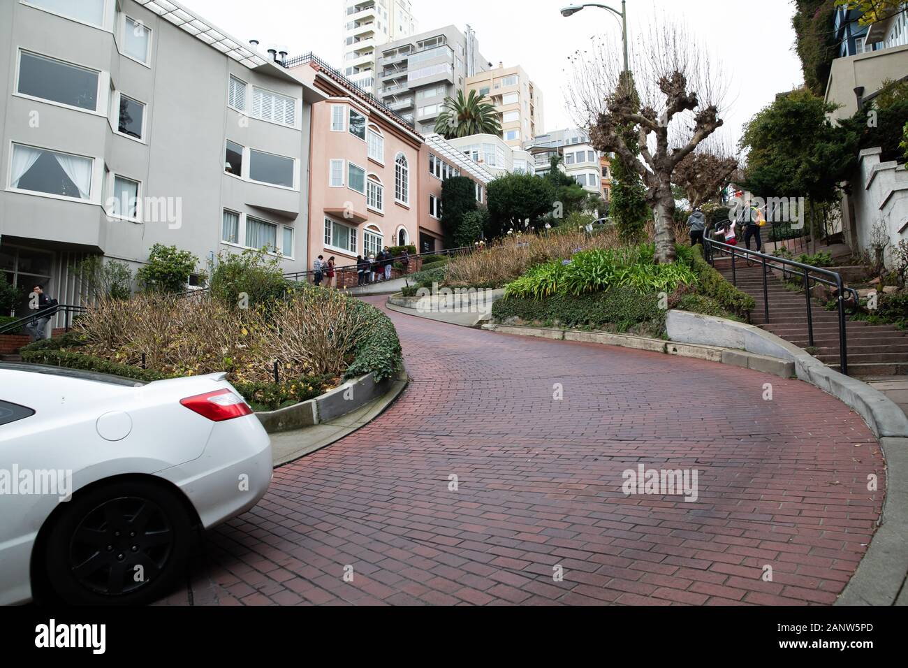 Autos fahren langsam die Lombard Street, wie Die krummste Straße der Welt bekannt, er hat acht Haarnadelkurven und ist in San Francisco, USA Stockfoto