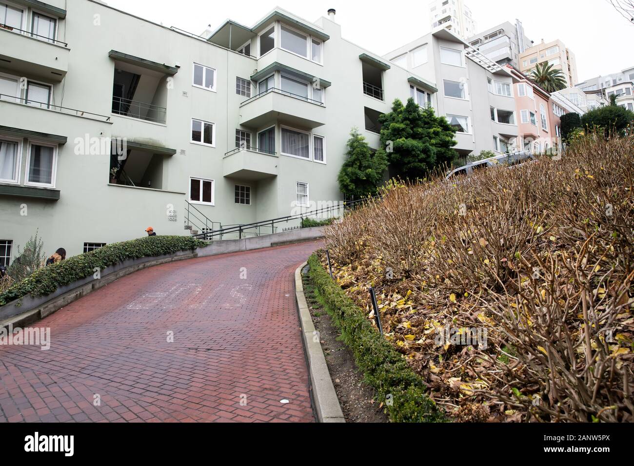 Autos fahren langsam die Lombard Street, wie Die krummste Straße der Welt bekannt, er hat acht Haarnadelkurven und ist in San Francisco, USA Stockfoto