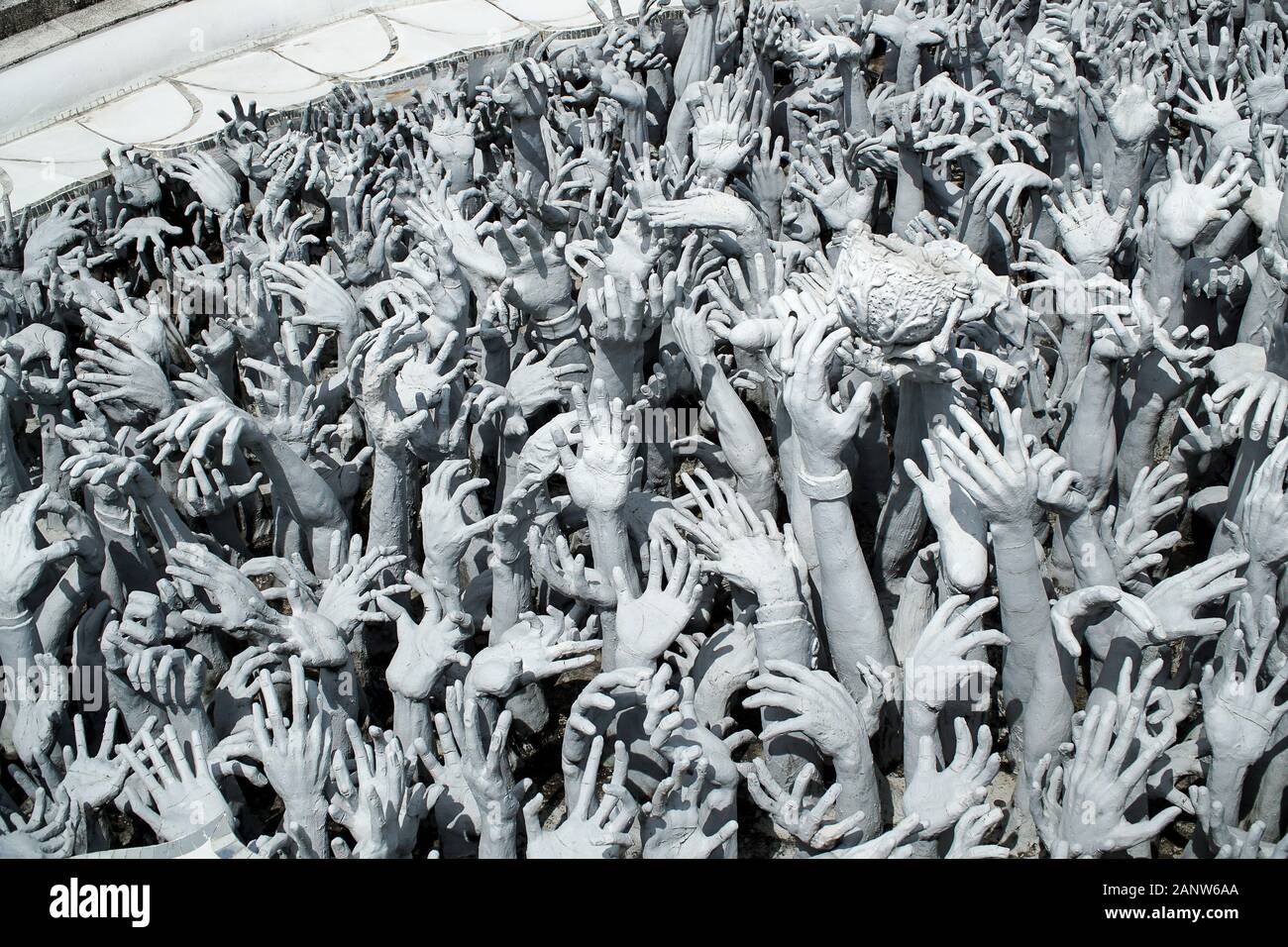 Chiang Rai, Thailand - 09. August 2017: Skulpturen von creepy Dämon und Monsterköpfen im Weißen Tempel Wat Rong Khun Stockfoto