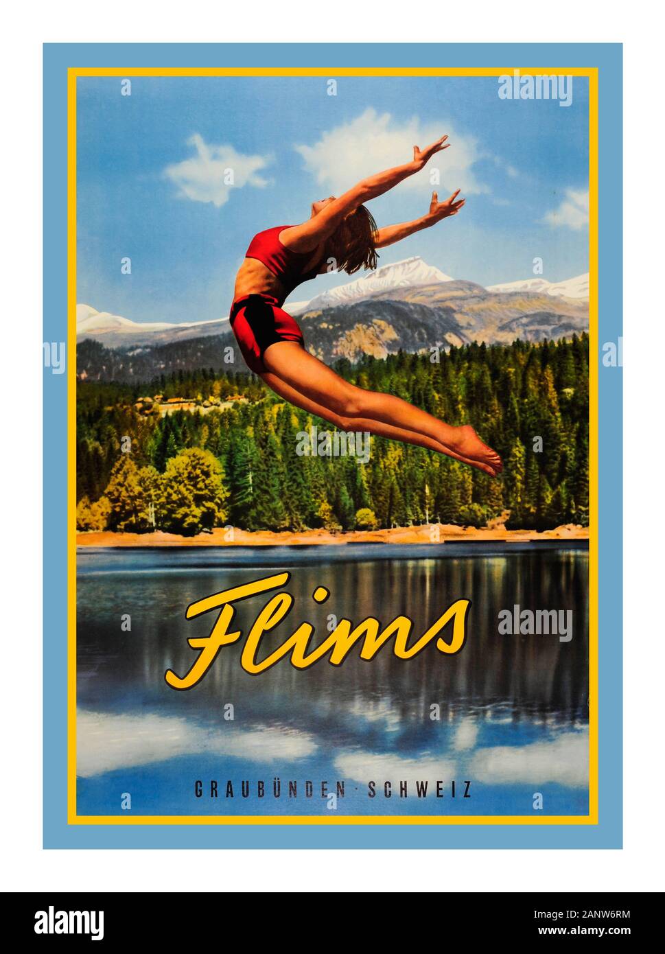 Reisereplakat aus den 1930er Jahren für Flims Graubünden Schweiz mit einem dynamischen, farbenfrohen Foto von Jules Geiger von einer Dame in einem roten Badeanzug, der in einen See mit den immergrünen Bäumen und schneebedeckten Bergen im Hintergrund springt, die auf dem klaren Wasser reflektieren. Flims liegt in der Region Imboden in Graubünden und wird vom Flimserstein (UNESCO-Weltkulturerbe) dominiert. Gedruckt in der Schweiz 1936 Designer: Jules Geiger, Stockfoto