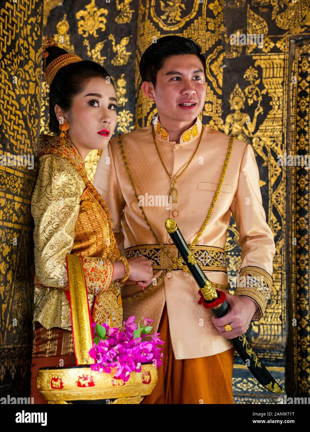 Junges Paar für Hochzeit Fotographie, die traditionelle Kostüme Posing, Wat Xien Thong Tempel, Luang Prabang, Laos Stockfoto