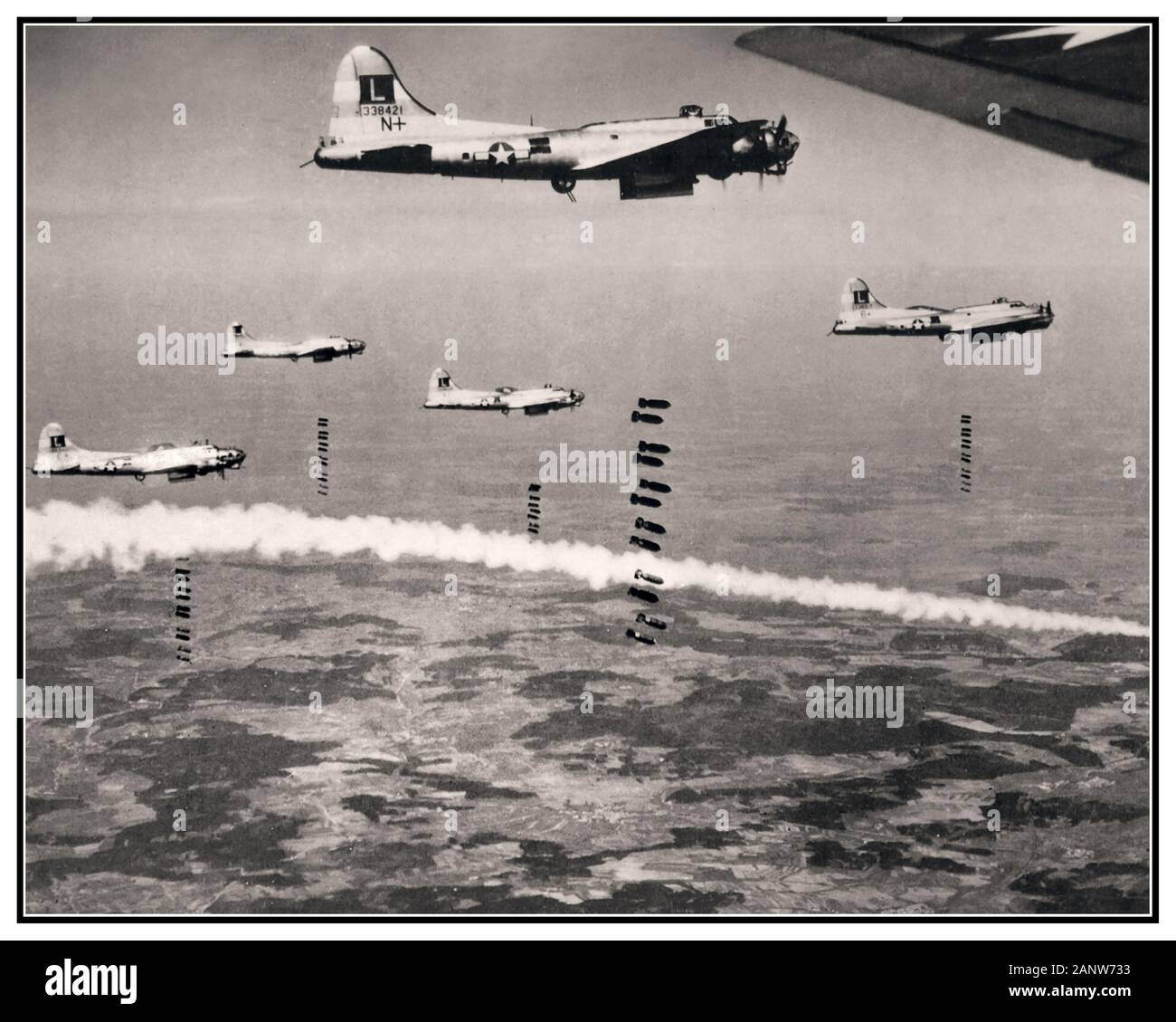 B-17 Bomber Vintage 1940er Weltkrieg II Achter Luftstreitkräfte B-17s Bomber Flugzeuge Tageslicht Bombardierung der Bahnhöfe in Donauworth, Nazi-Deutschland, im April 1945. Alliierte Tageslichtbombardierung war jetzt die Norm, im Jahr 1945 gab es wenig Widerstand von der Luftwaffe.der Rauch ist von einem Marker signalisiert die Bombe Drop-Bereich. WW2 Zweiten Weltkrieg Stockfoto