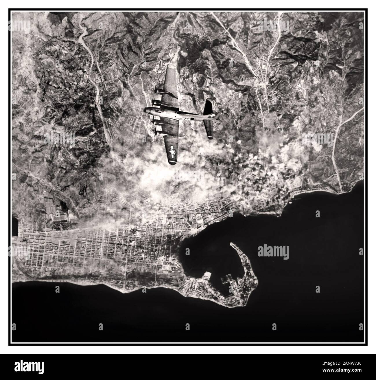 Vintage WW2 Air to Air amerikanische B-17-Bomberflugzeuge bombardieren den Hafen von Messina, Sizilien. Der zweite Weltkrieg Bis Mitte 1943 griff die kleine schwere Bombertruppe der USAAF im Mittelmeer vor allem feindliche Häfen, Flugplätze und Schiffe an, um feindliche Bodentruppen in Nordafrika zu besiegen und sich auf die Invasion Siziliens vorzubereiten. Stockfoto