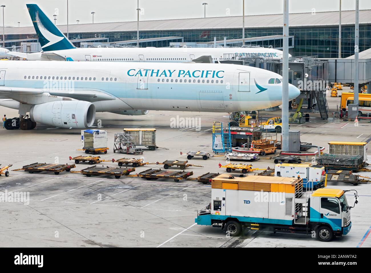 Hongkong: Blick auf zwei Ebenen und Cathay Pacific Cargo Fahrzeuge im Internationalen Flughafen Hong Kong Stockfoto