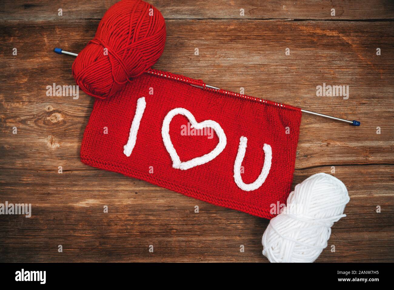 Schreiben Ich Liebe Dich auf Stricken mit Handarbeiten. Valentines Tag Konzept Stockfoto