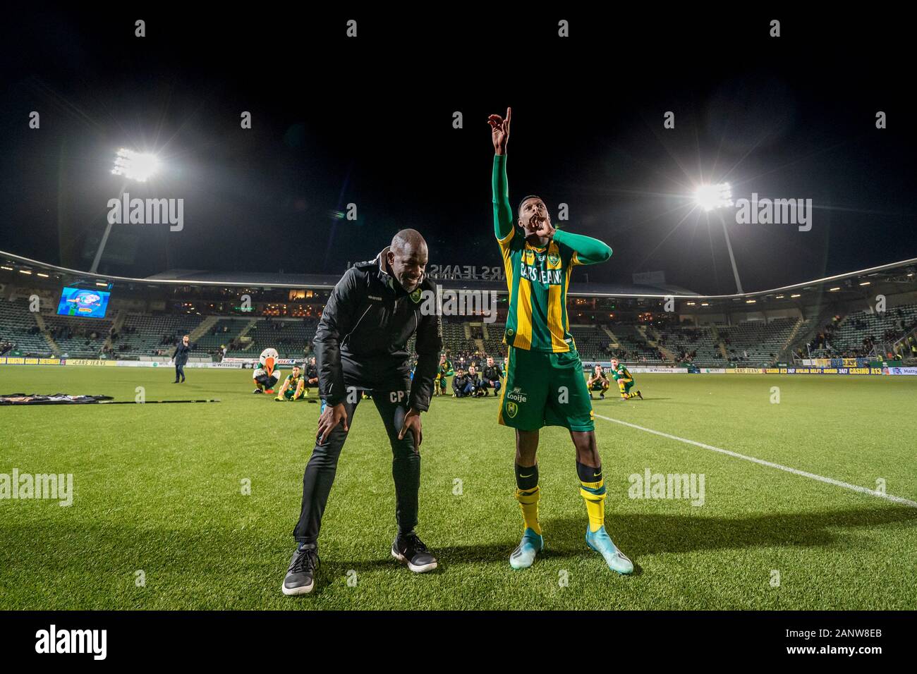 Den Haag, Niederlande. 19 Jan, 2020. Den Haag - ADO-RKC, Fußball, Saison 2019/2020, Eredivisie, Autos Jeans Stadium, 08-07-2020, Assistent Coach Chris Powell (l) und ADO Spieler Shaquille Pinas (r) feiern die 2-0 Credit win:Pro Schüsse/Alamy leben Nachrichten Stockfoto