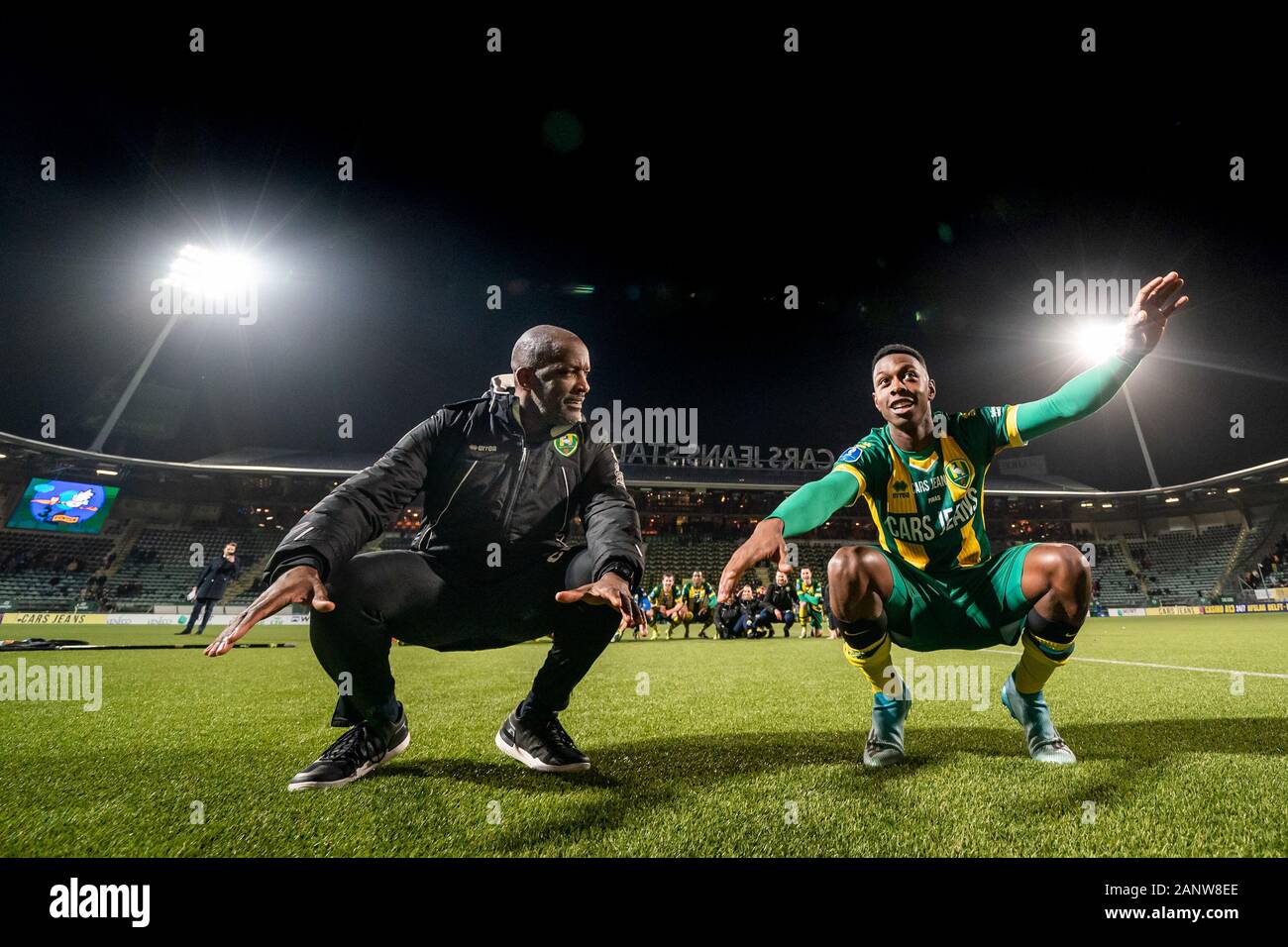 Den Haag - ADO-RKC, Fußball, Saison 2019/2020, Eredivisie, Autos Jeans Stadium, 08-07-2020, Assistent Coach Chris Powell (l) und ADO Spieler Shaquille Pinas (r) feiern die 2-0 Credit win:Pro Schüsse/Alamy leben Nachrichten Stockfoto