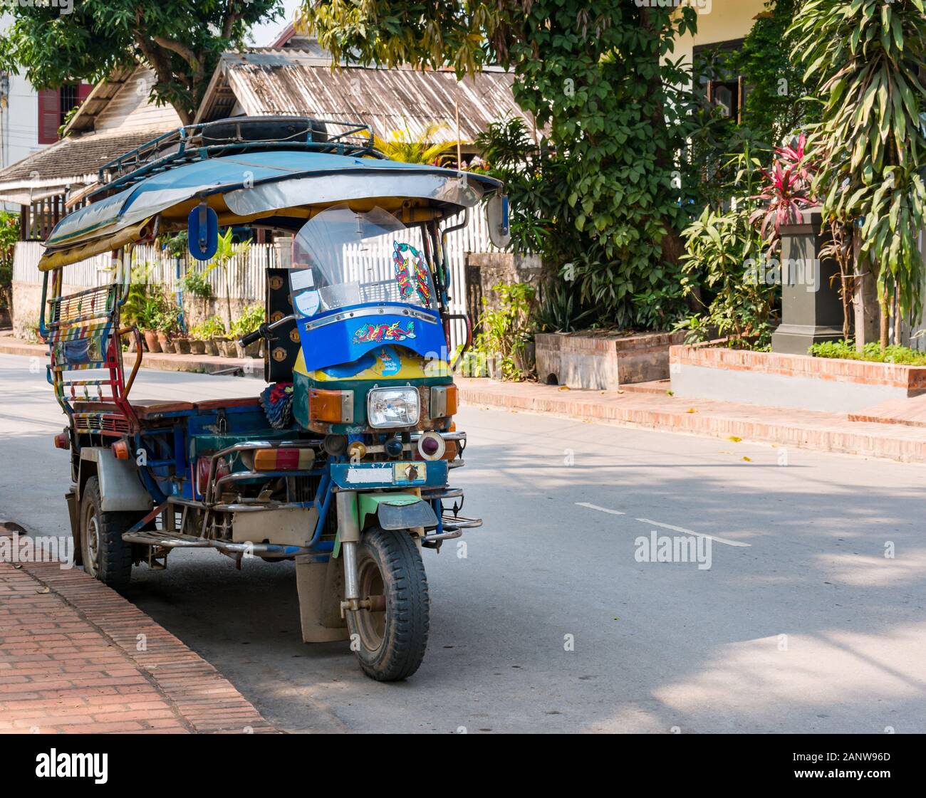 Tourist Transport tuk tuk larked am Straßenrand, Luang Prabang, Laos, Südostasien Stockfoto