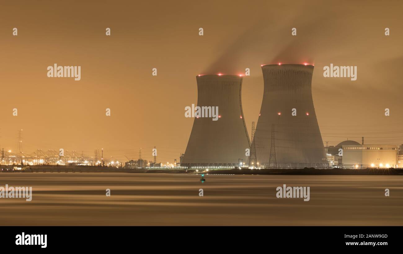 Riverbank mit Kernkraftwerken Doel bei Nacht, der Hafen von Antwerpen, Belgien Stockfoto