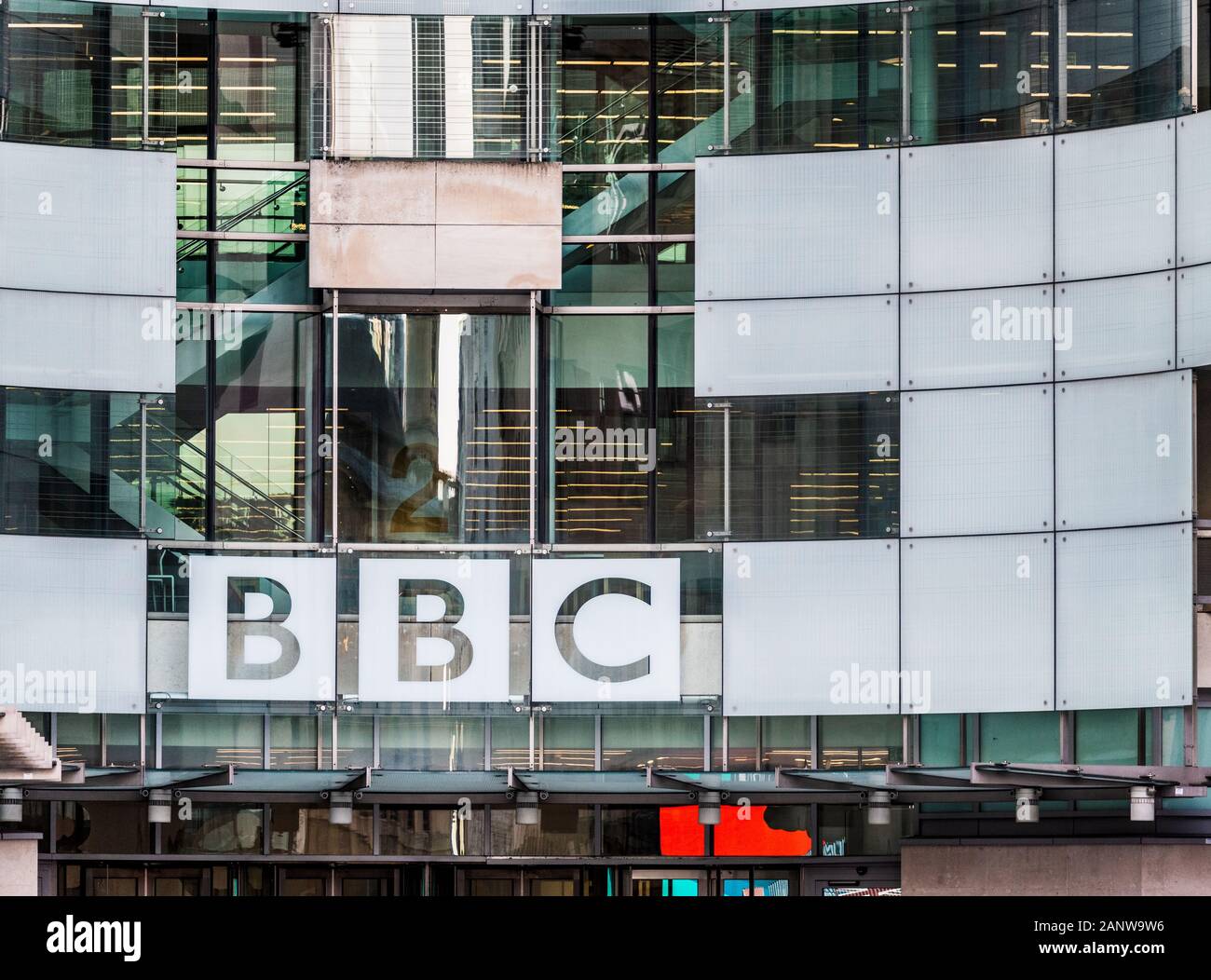HQ BBC Broadcasting House London - Zeichen außerhalb der BBC Broadcasting House, HQ/BBC headquarters Portland Place und Langham Place, London Stockfoto