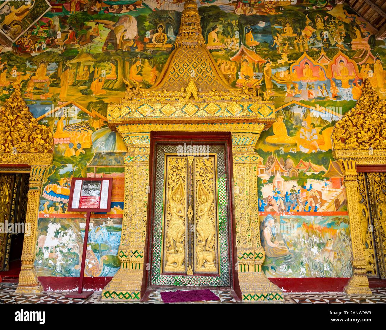 Reiche bunte Dekoration, Geschichten von Buddha Tempel Eingang, Luang Prabang, Laos, Südostasien Stockfoto