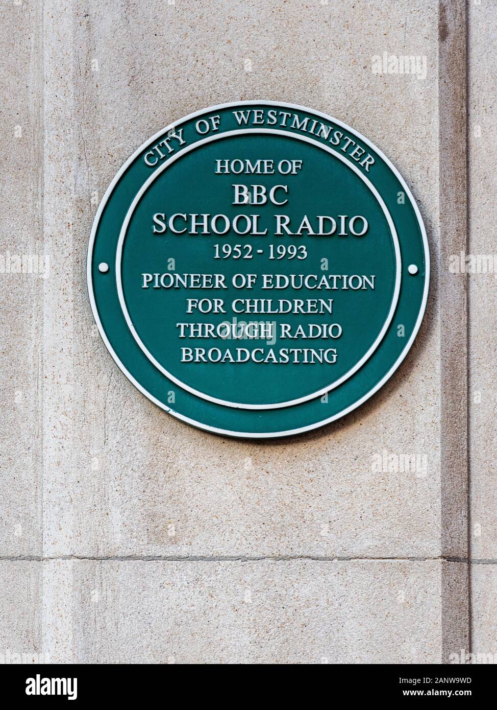 BBC Schools Radio 1952 - 1993. Plakette zum Gedenken an den Standort des BBC Schools Radio an 1 Portland Place Central London Stockfoto