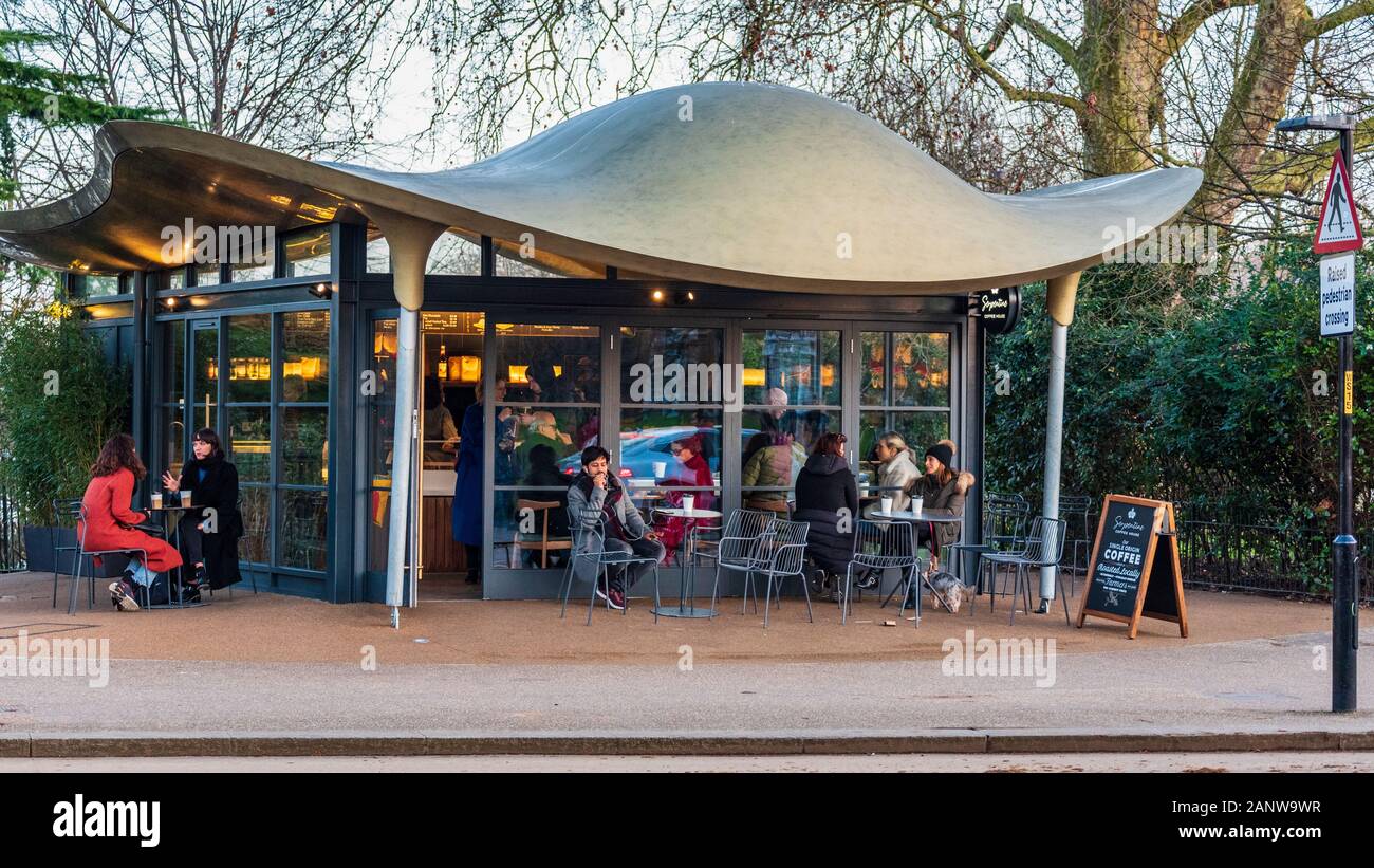 Das Serpentine Coffee House im Hyde Park London, 2019 eröffnet, gestaltet das Mizzi Studio. Geführt von Colicci. Stockfoto