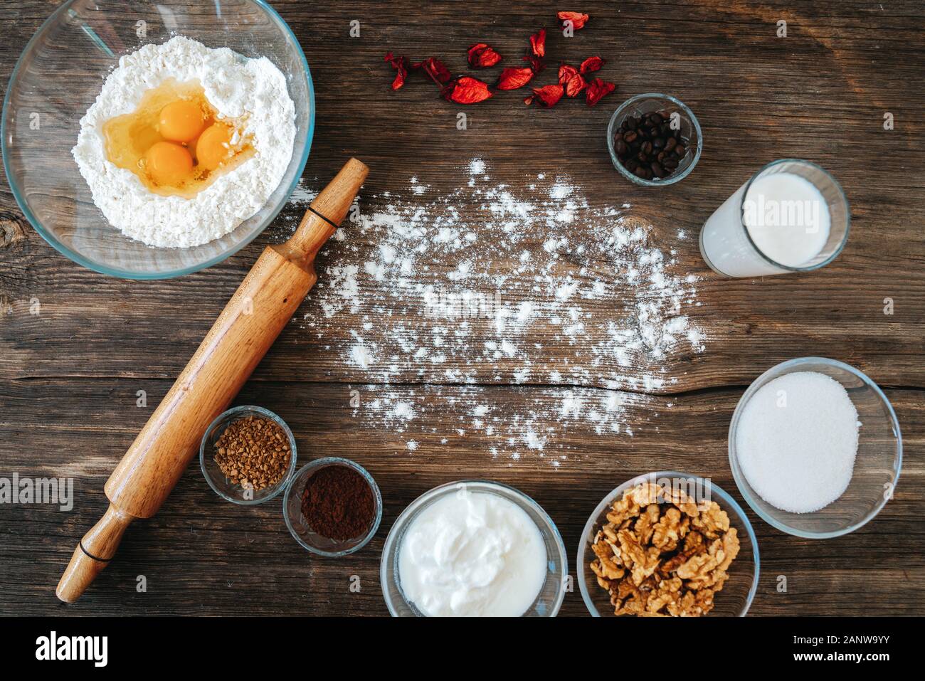 Bäckerei Vorbereitung in der Küche, Teig Rezept Zutaten und Nudelholz auf vintage Holz Tisch von oben Stockfoto