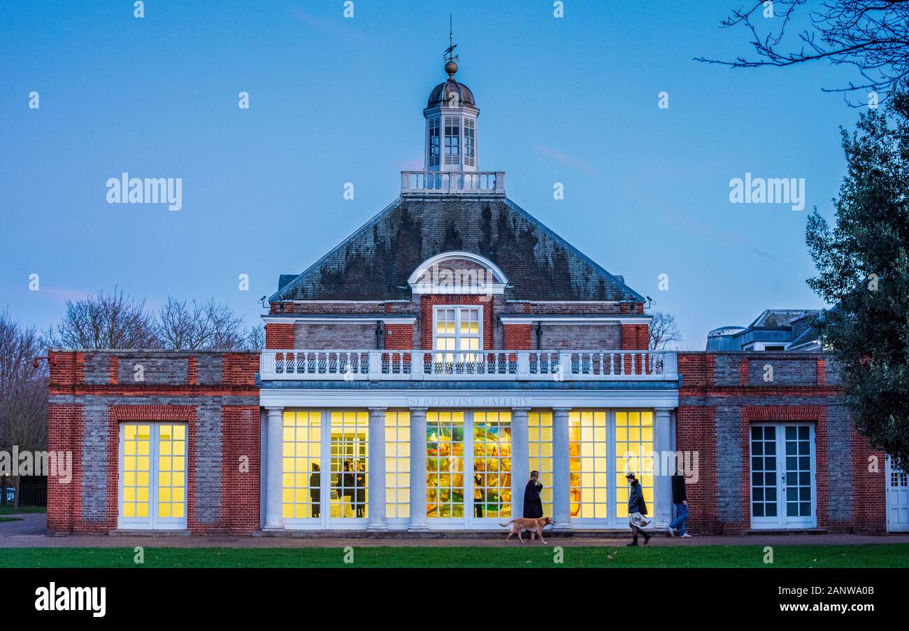 Serpentine Gallery in London Londoner Serpentine Galerien im Hyde Park. Gegründet 1970 in einer ehemaligen Kaffee Pavillon 1933 - 34, Arch. James Gray West. Stockfoto