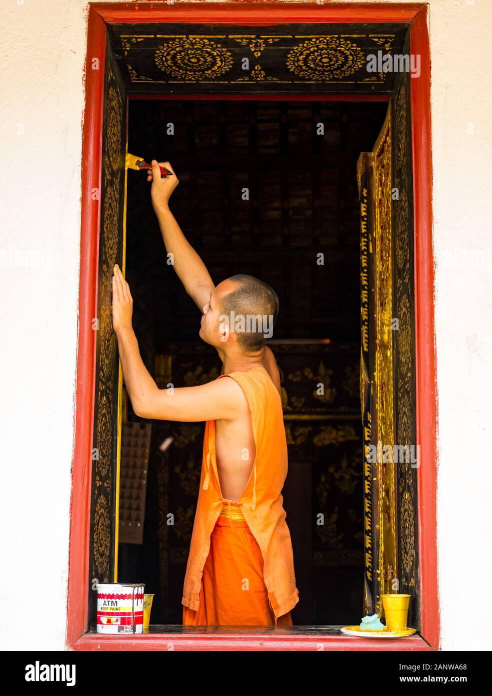 Buddhistischer Mönch im orangen Gewand Malerei Tempel Fenster, Luang Prabang, Laos, Südostasien Stockfoto