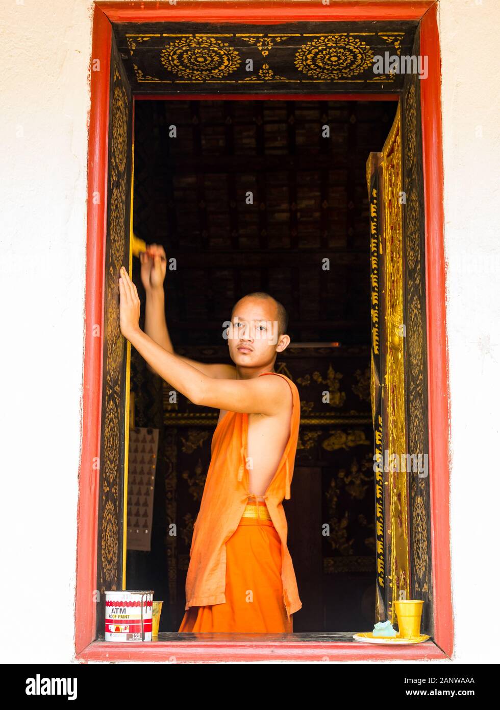 Buddhistischer Mönch im orangen Gewand Malerei Tempel Fenster, Luang Prabang, Laos, Südostasien Stockfoto