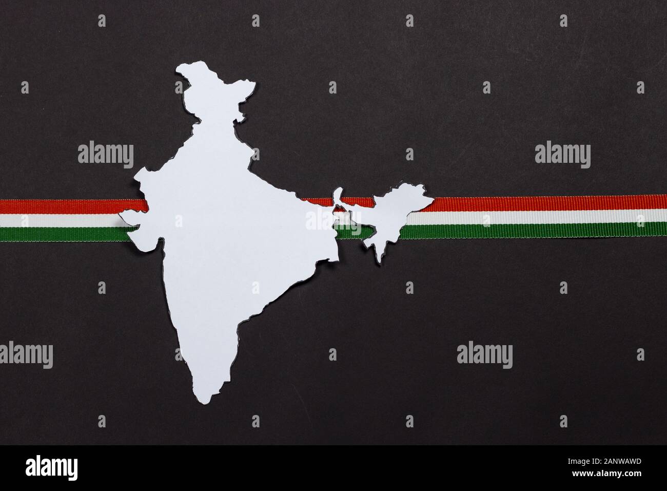 Head-on-Shot von Indian Map of White Color mit dreifarbigem Farbband, Safran, Grün- und Weißfarbe, indischem Flaggenband, auf schwarzem Hintergrund, Papierschnitt- Stockfoto