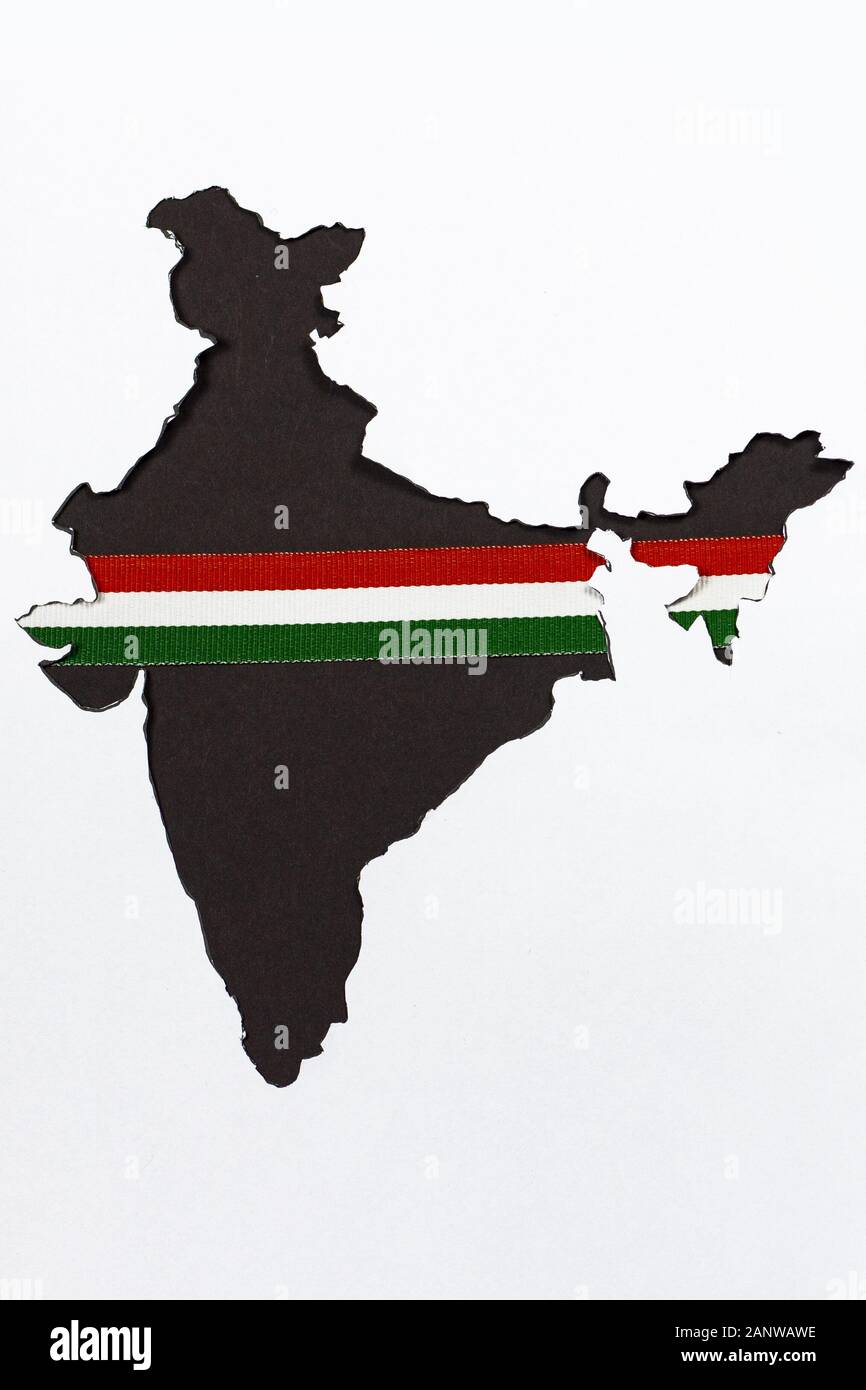 Head-on-Shot von Indian Map mit dreifarbigem Farbband, Safran, Grün- und Weißfarbe, indischem Flaggenband, Papierausschnitt aus indischer Karte mit Kopierbereich, 26 Stockfoto