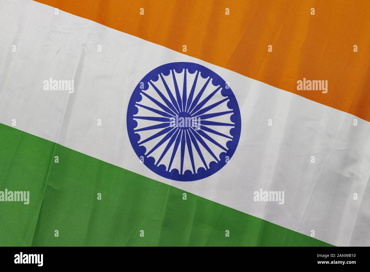 Head-on-Shot mit indianischer Flagge, dreifarbig, Safran, grün-weiß, Republiktag 26. Januar oder unabhängiges Tageskonzept 15. August Stockfoto